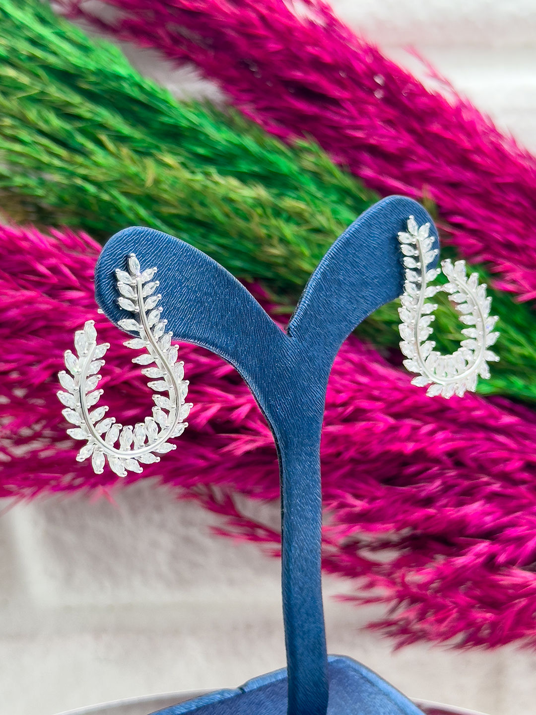 925 Ayar Gümüş Pırlanta İşçiliği Mekik Taşlı Yaprak Modeli Lüks Kadın Küpe