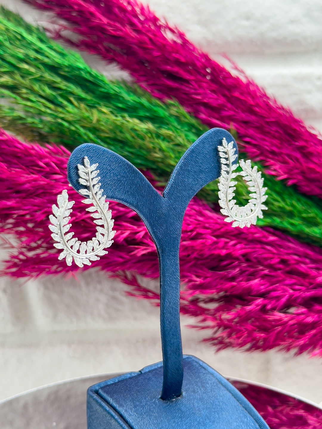 925 Ayar Gümüş Pırlanta İşçiliği Mekik Taşlı Yaprak Modeli Lüks Kadın Küpe