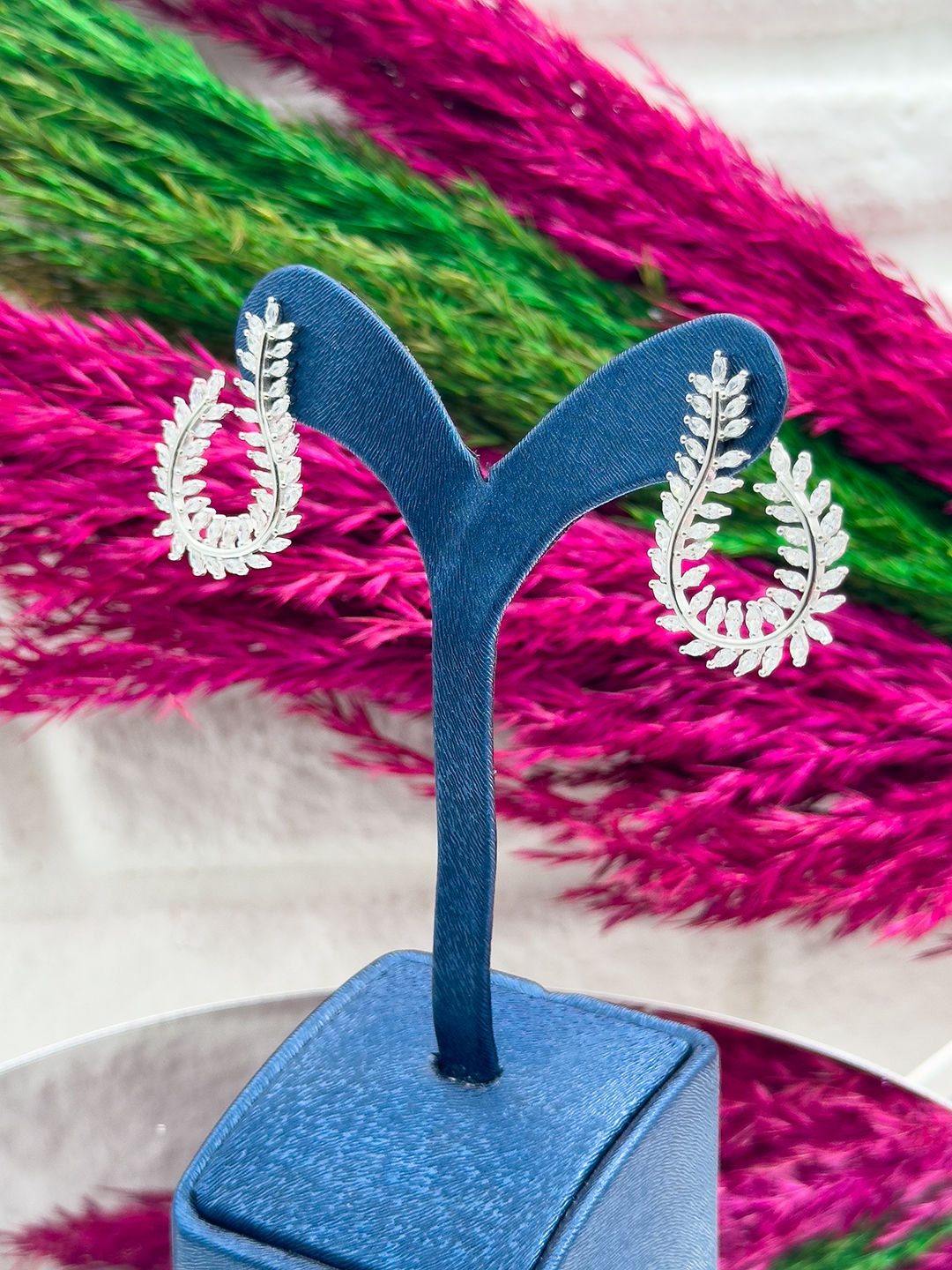 925 Ayar Gümüş Pırlanta İşçiliği Mekik Taşlı Yaprak Modeli Lüks Kadın Küpe