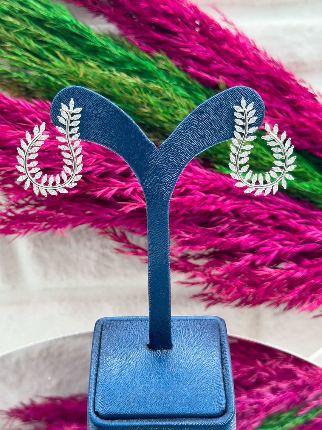 925 Ayar Gümüş Pırlanta İşçiliği Mekik Taşlı Yaprak Modeli Lüks Kadın Küpe