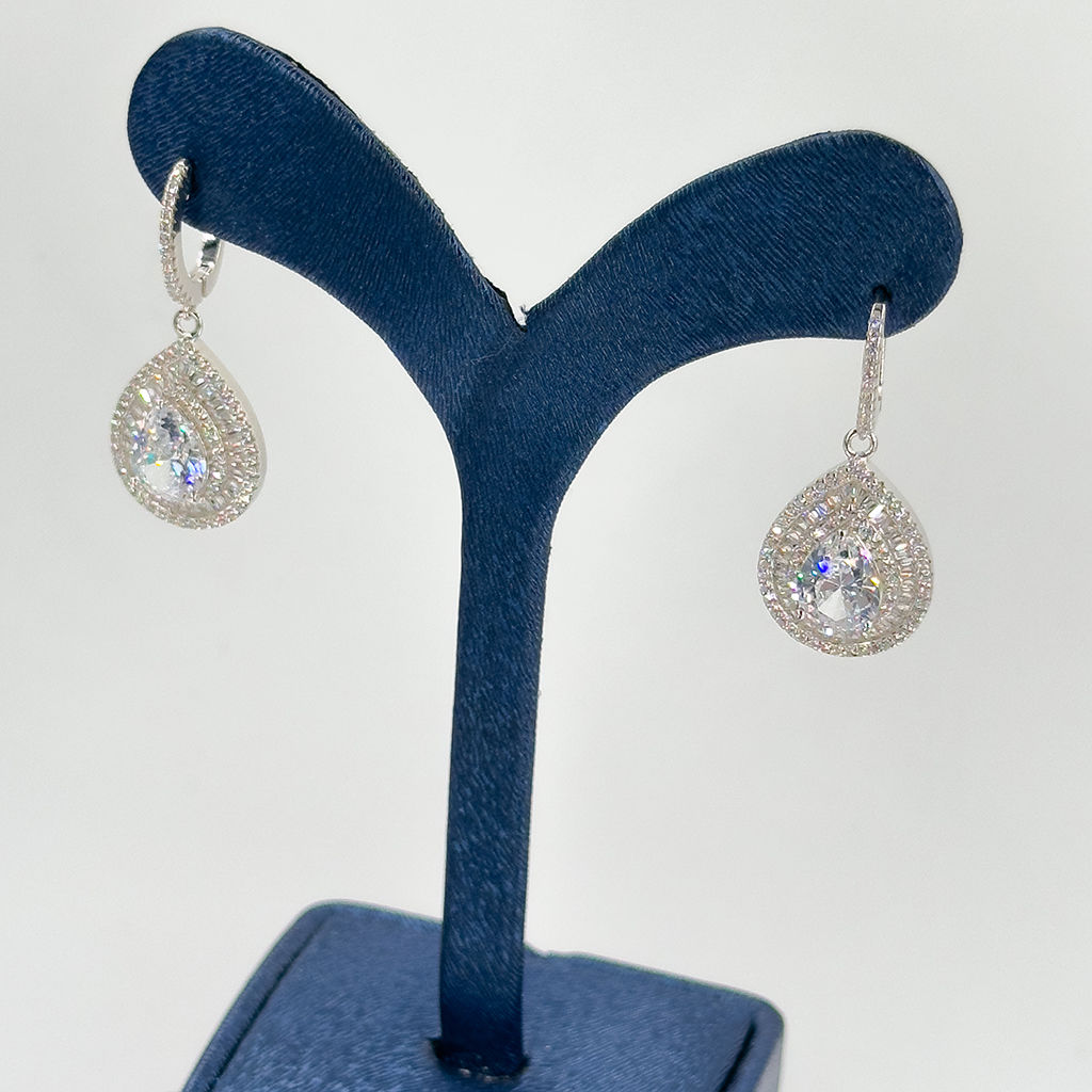 Su Damlası Sallamalı Gümüş Küpe