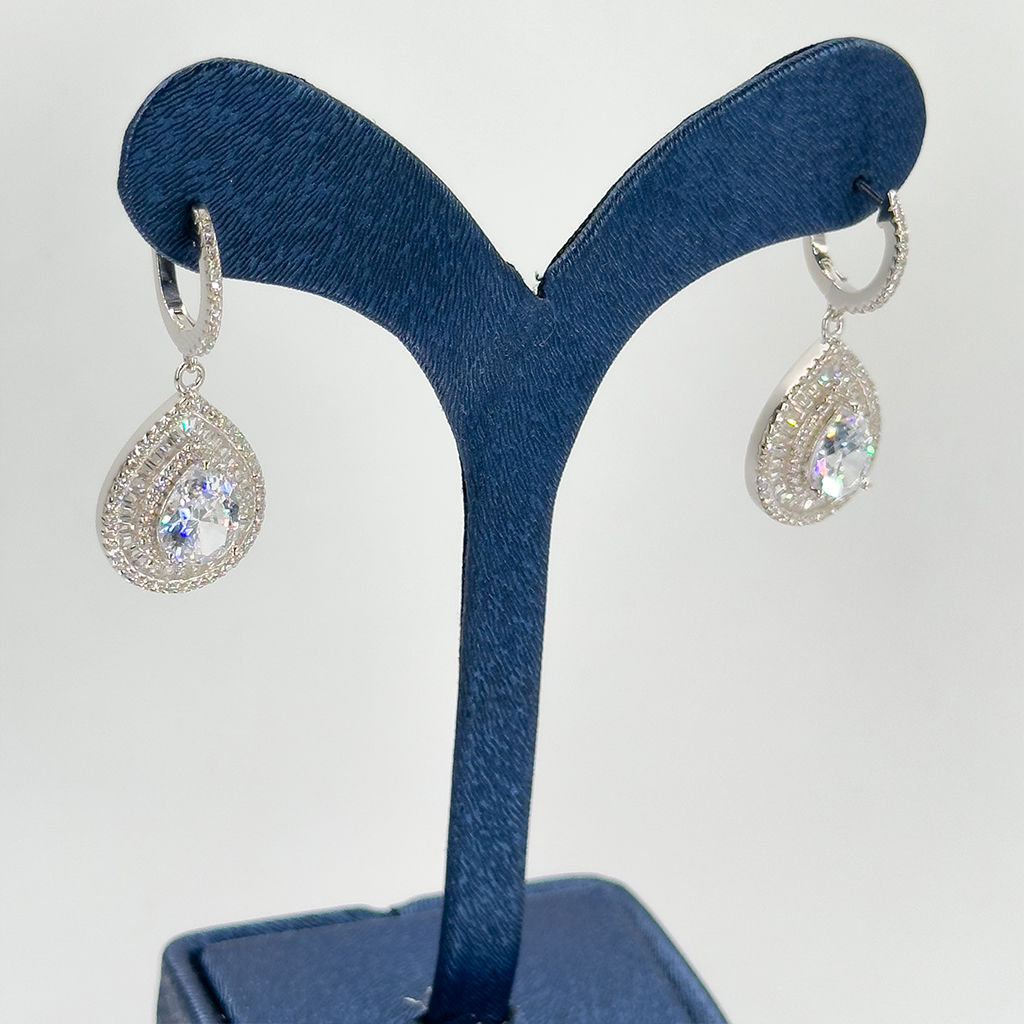 Su Damlası Sallamalı Gümüş Küpe