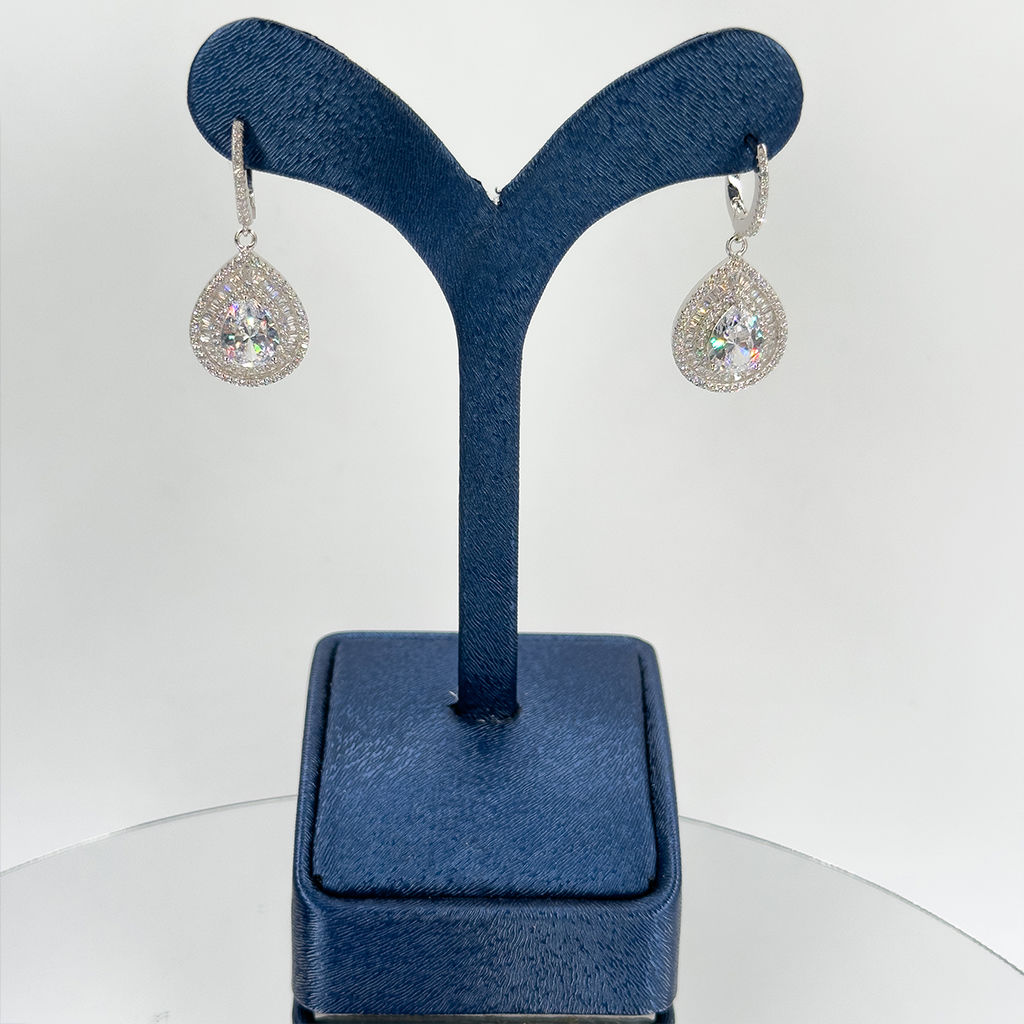 Su Damlası Sallamalı Gümüş Küpe