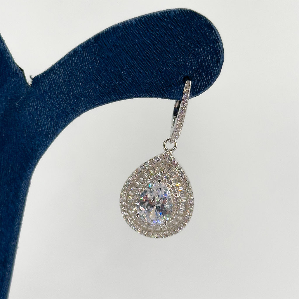 Su Damlası Sallamalı Gümüş Küpe