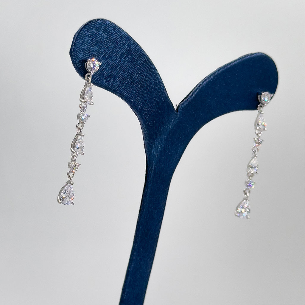 Pırlanta Montür Damla Taşlı Gümüş Küpe