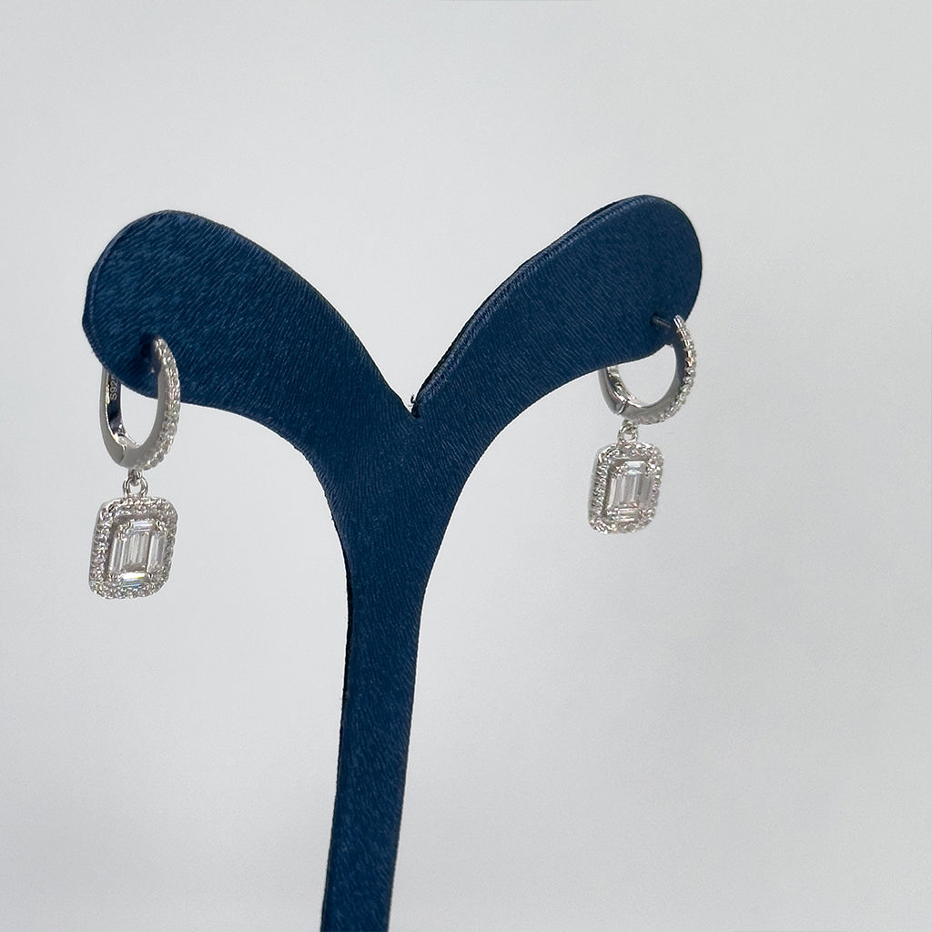 Baget Taşlı Sallamalı Gümüş Küpe