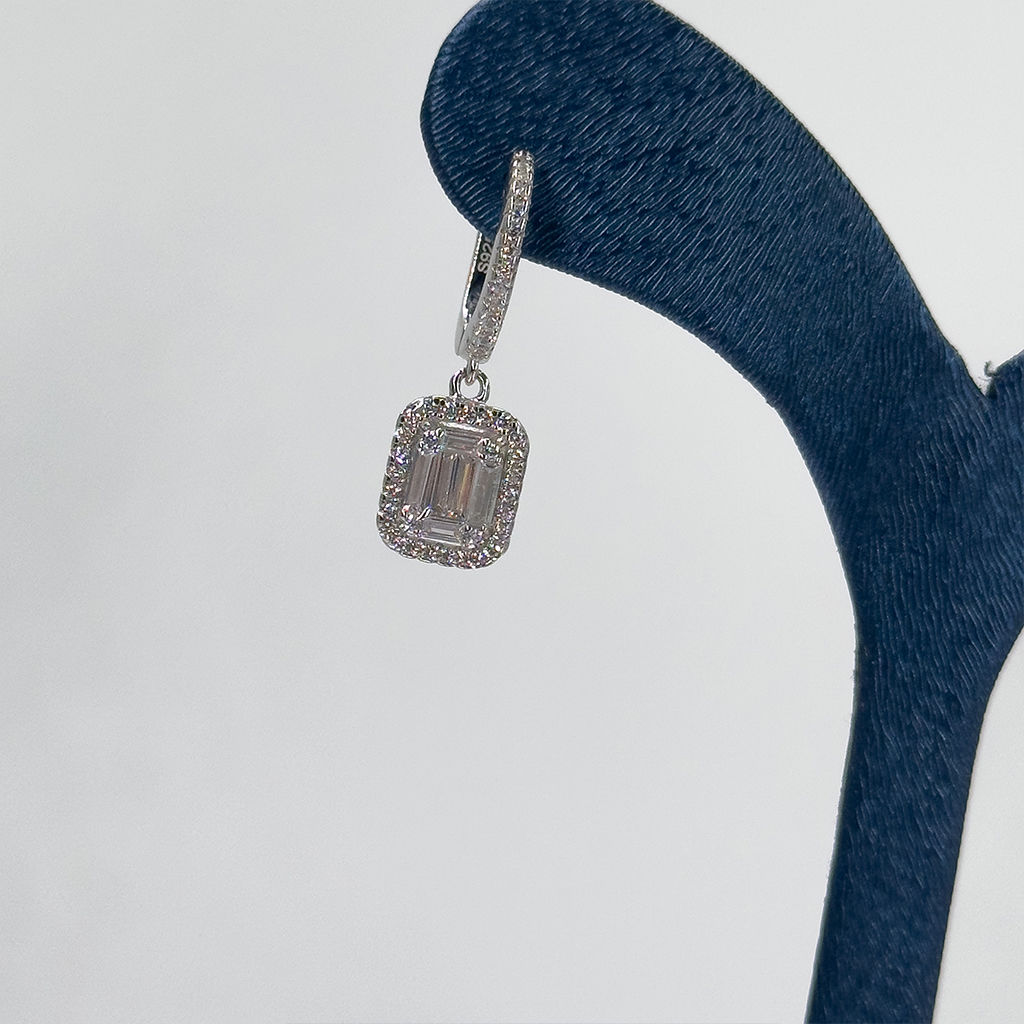 Baget Taşlı Sallamalı Gümüş Küpe