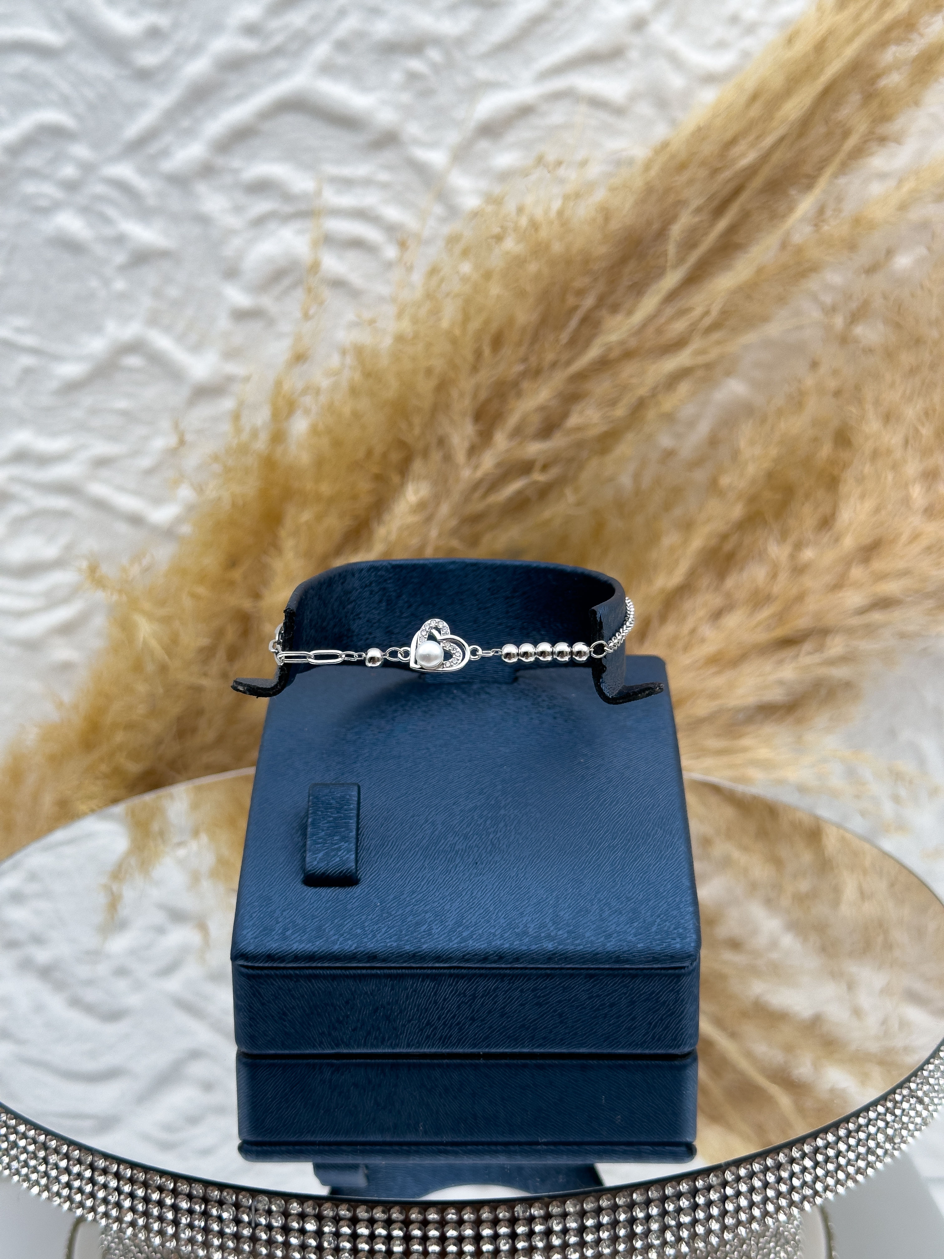 925 Ayar Gümüş Kalpli İnci Detaylı Spor Kadın Bileklik – Modern ve Zarif Tasarım