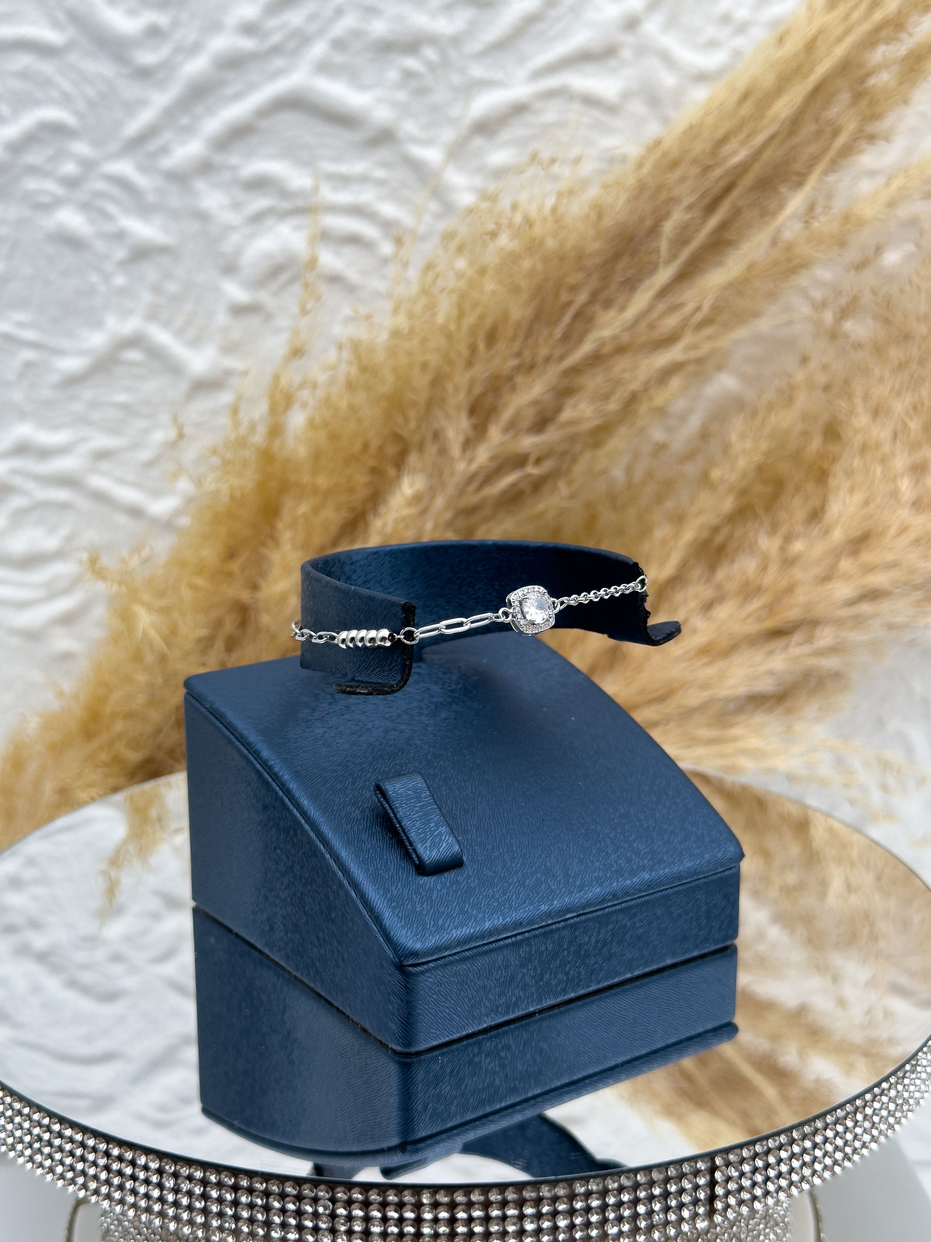 925 Ayar Gümüş Mozanit Taşlı Pırlanta Montür Kadın Bileklik – Işıltılı ve Zarif Tasarım