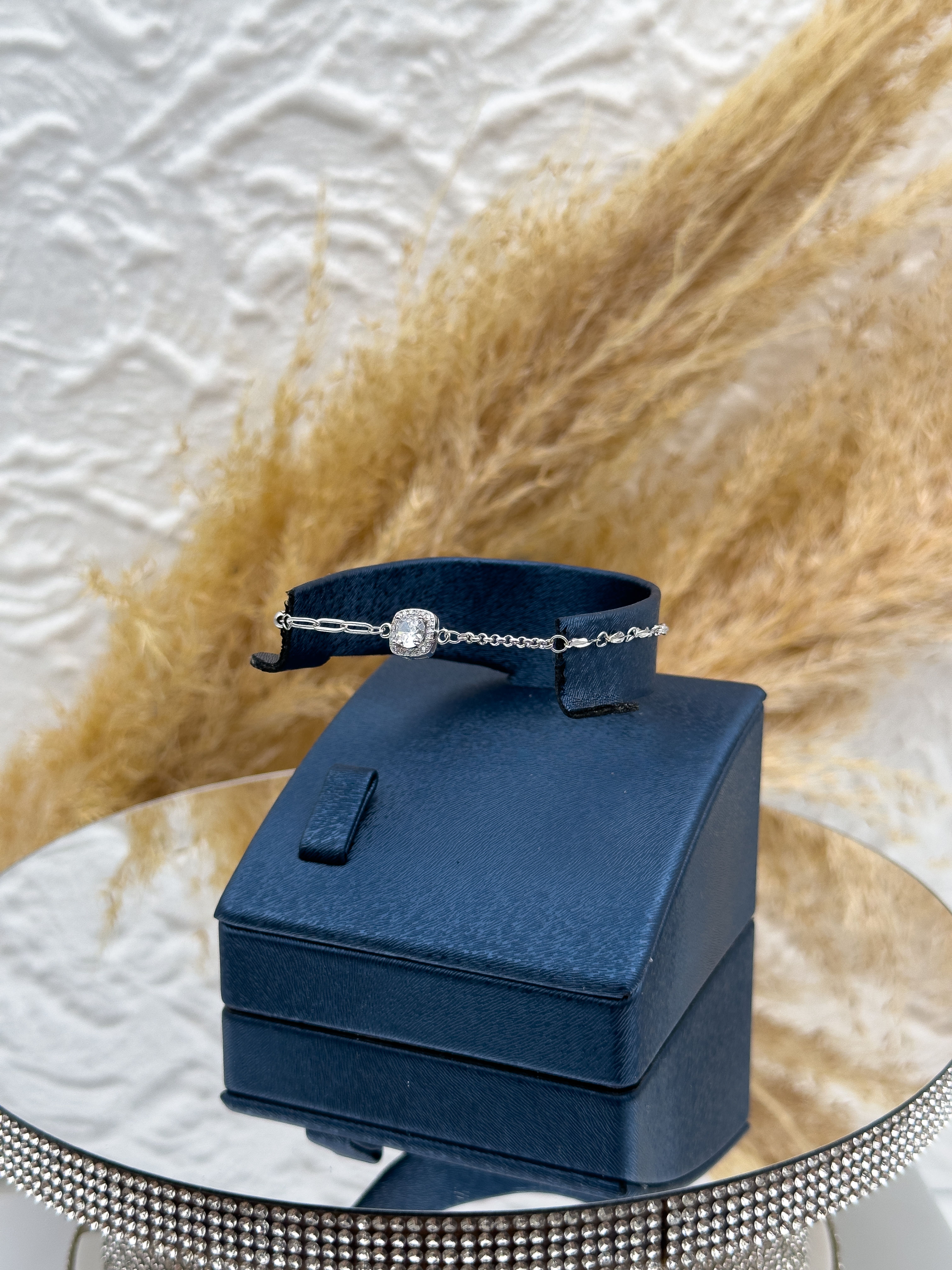 925 Ayar Gümüş Mozanit Taşlı Pırlanta Montür Kadın Bileklik – Işıltılı ve Zarif Tasarım