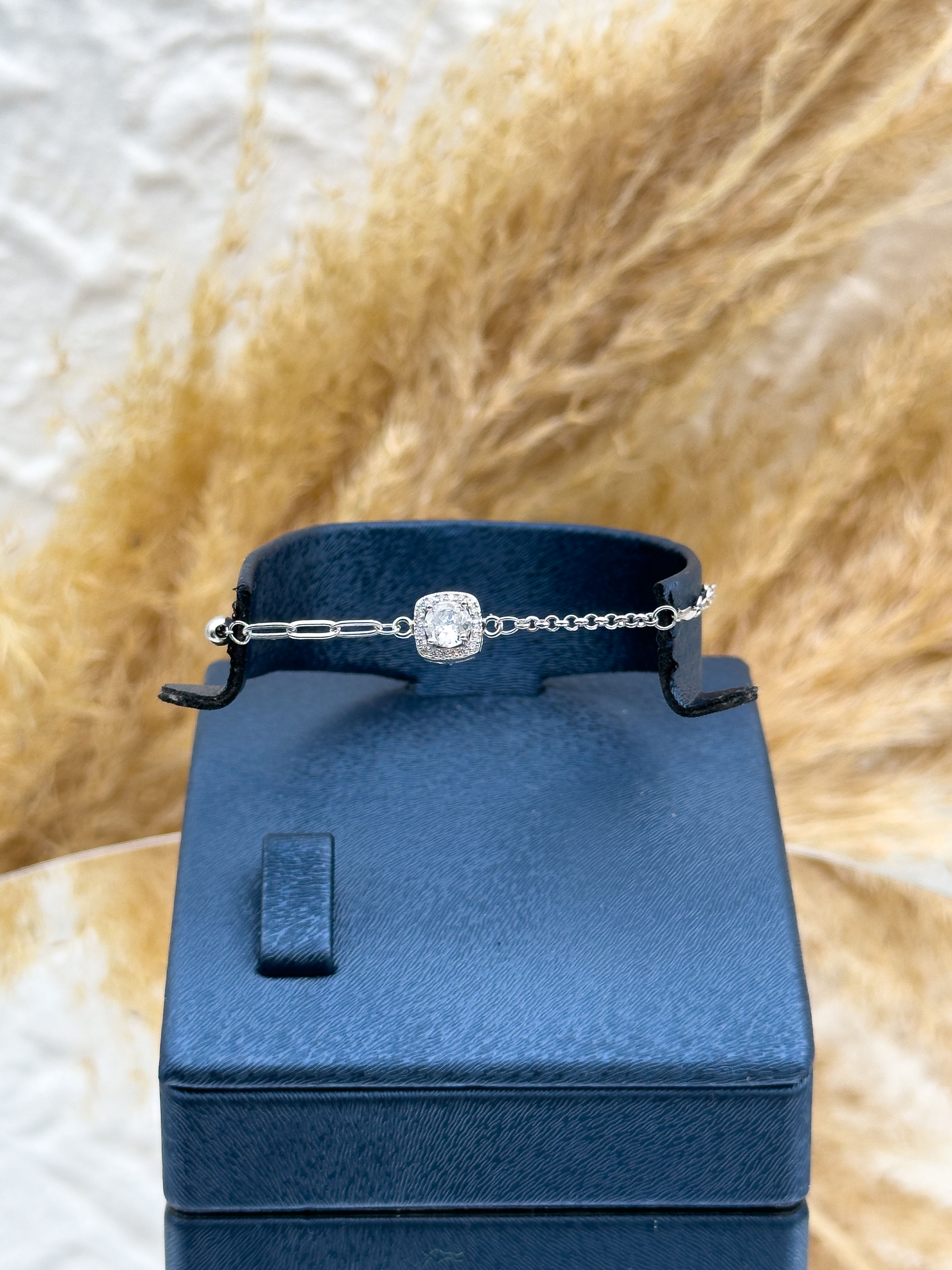 925 Ayar Gümüş Mozanit Taşlı Pırlanta Montür Kadın Bileklik – Işıltılı ve Zarif Tasarım