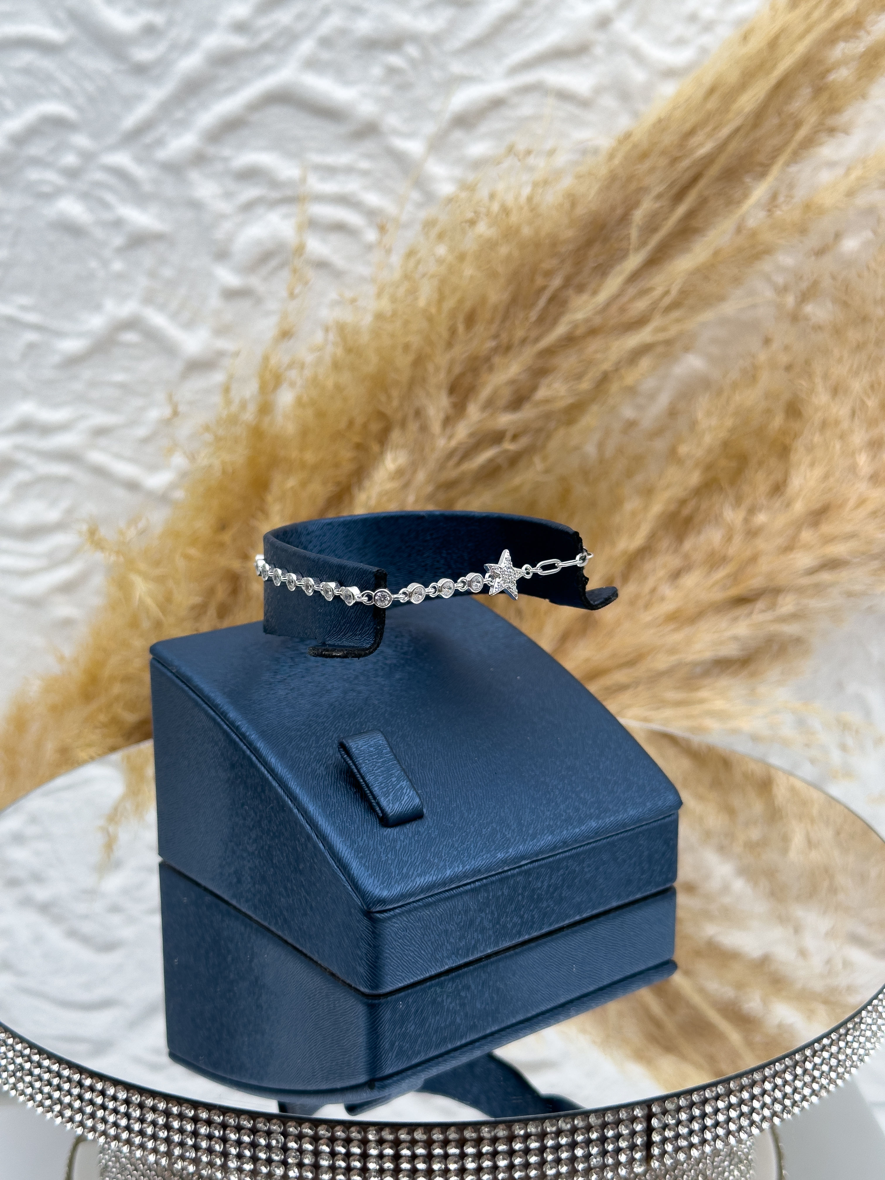 925 Ayar Gümüş Yarım Su Yolu Yıldız Figürlü Kadın Bileklik – Taşlı, Zarif ve Işıltılı Tasarım