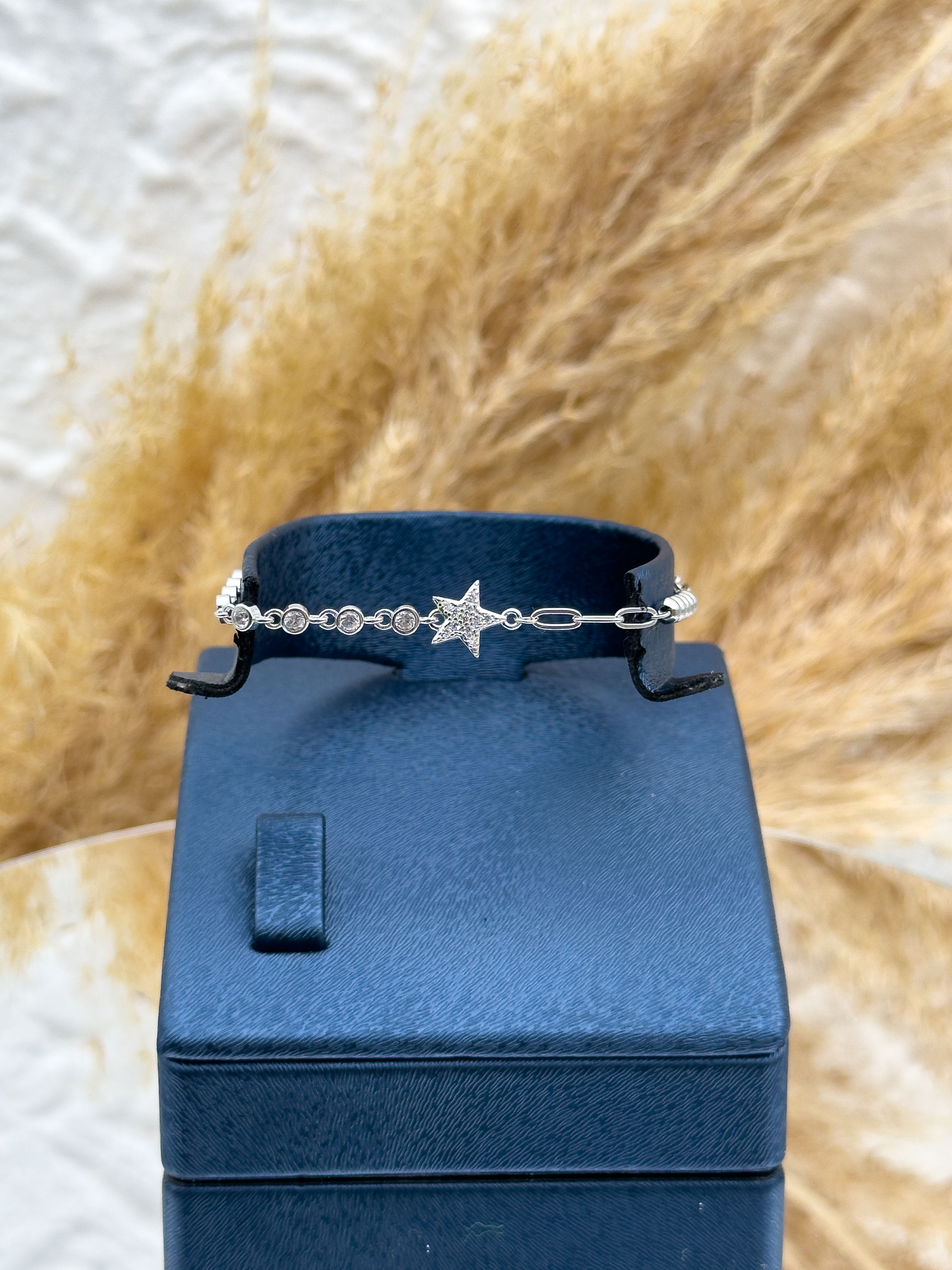 925 Ayar Gümüş Yarım Su Yolu Yıldız Figürlü Kadın Bileklik – Taşlı, Zarif ve Işıltılı Tasarım