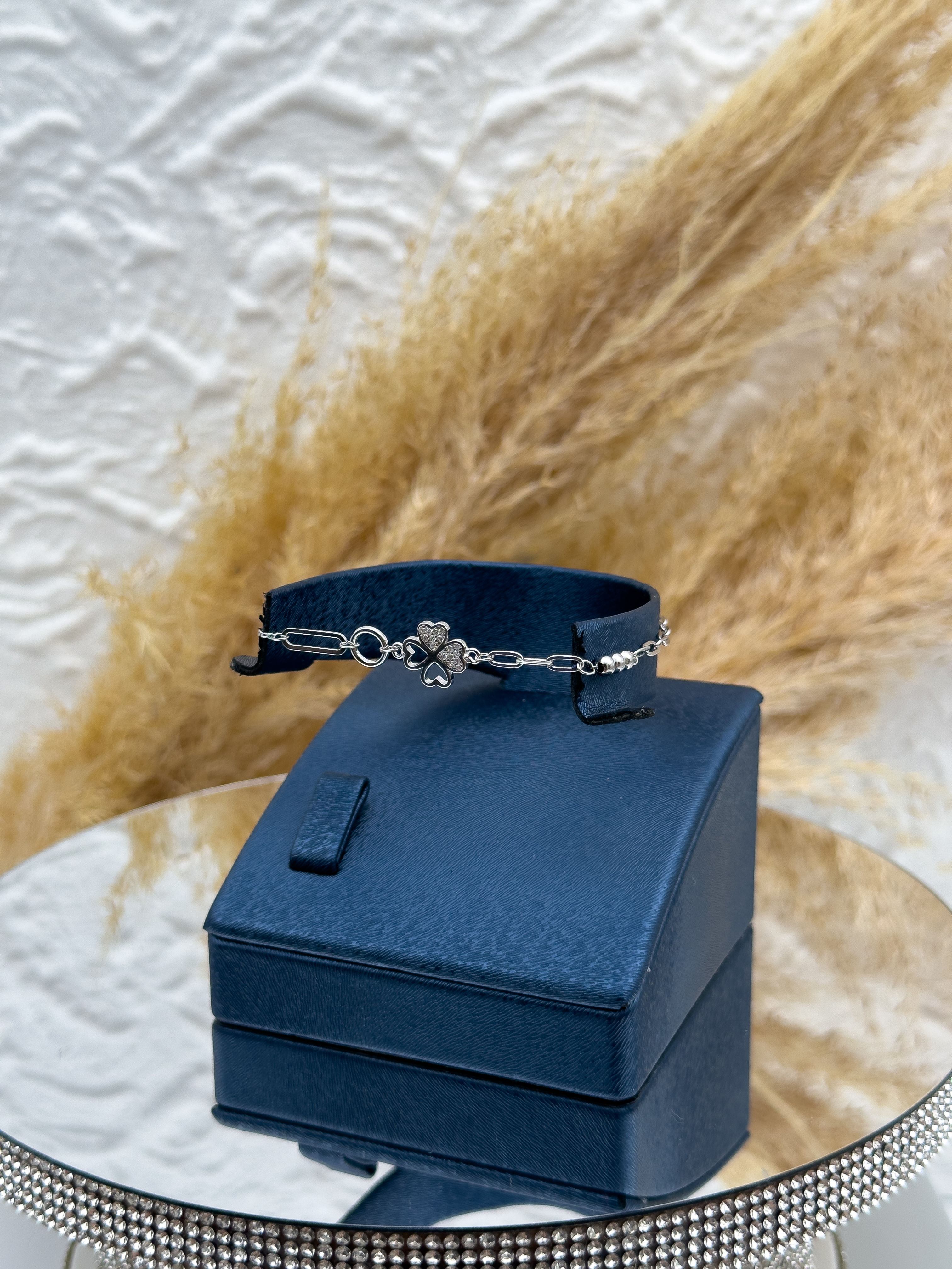 925 Ayar Gümüş Yonca Figürlü Spor Kadın Bileklik – Taş Detaylı, Şans ve Zarafet Bir Arada