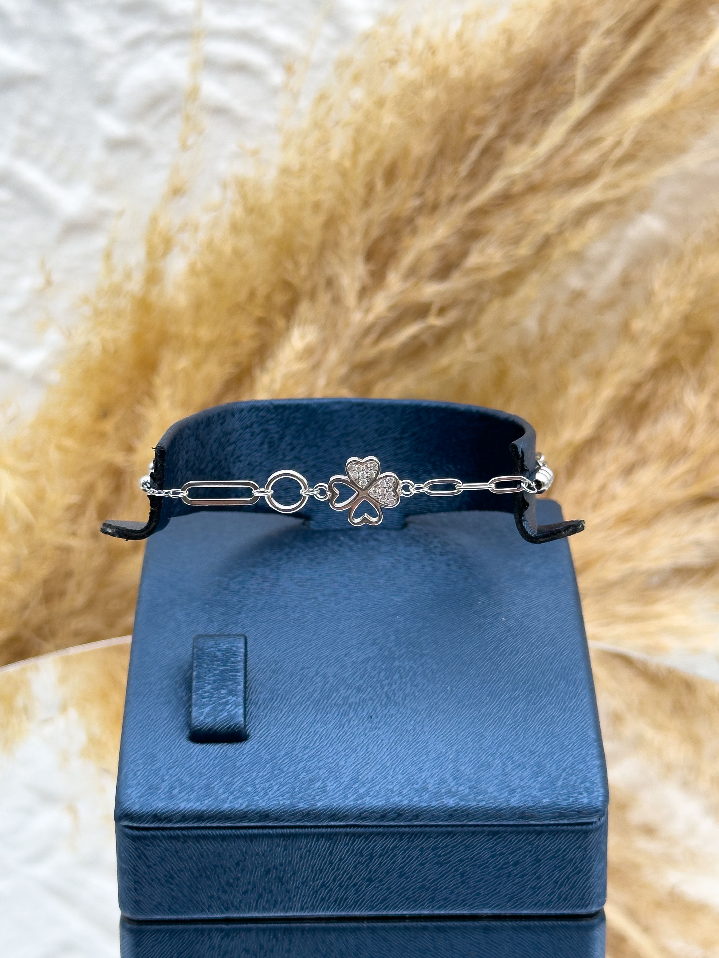 925 Ayar Gümüş Yonca Figürlü Spor Kadın Bileklik – Taş Detaylı, Şans ve Zarafet Bir Arada