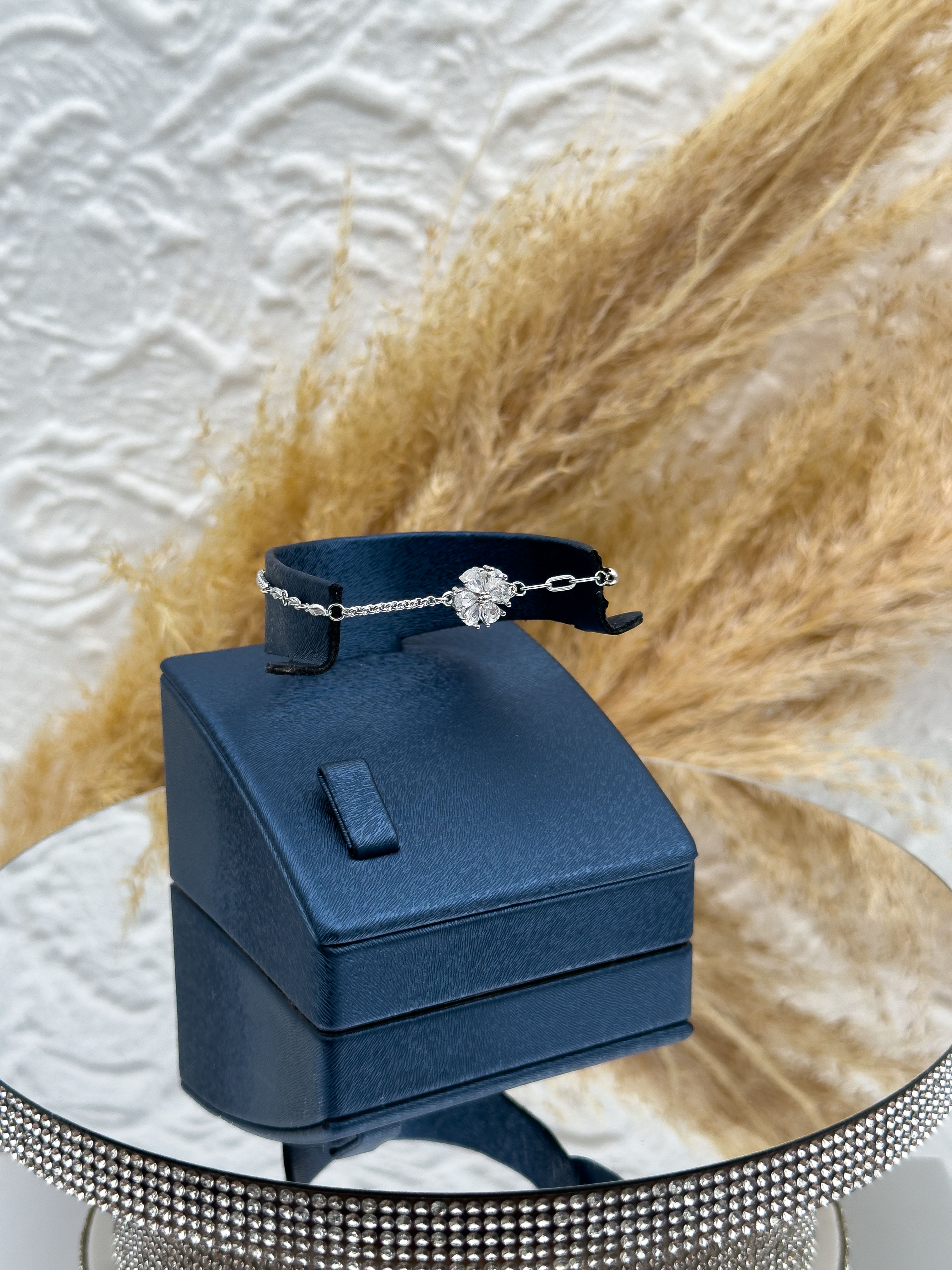 925 Ayar Gümüş Lotus Çiçeği Figürlü İnce Kadın Bileklik – Zarif ve Minimal Tasarım