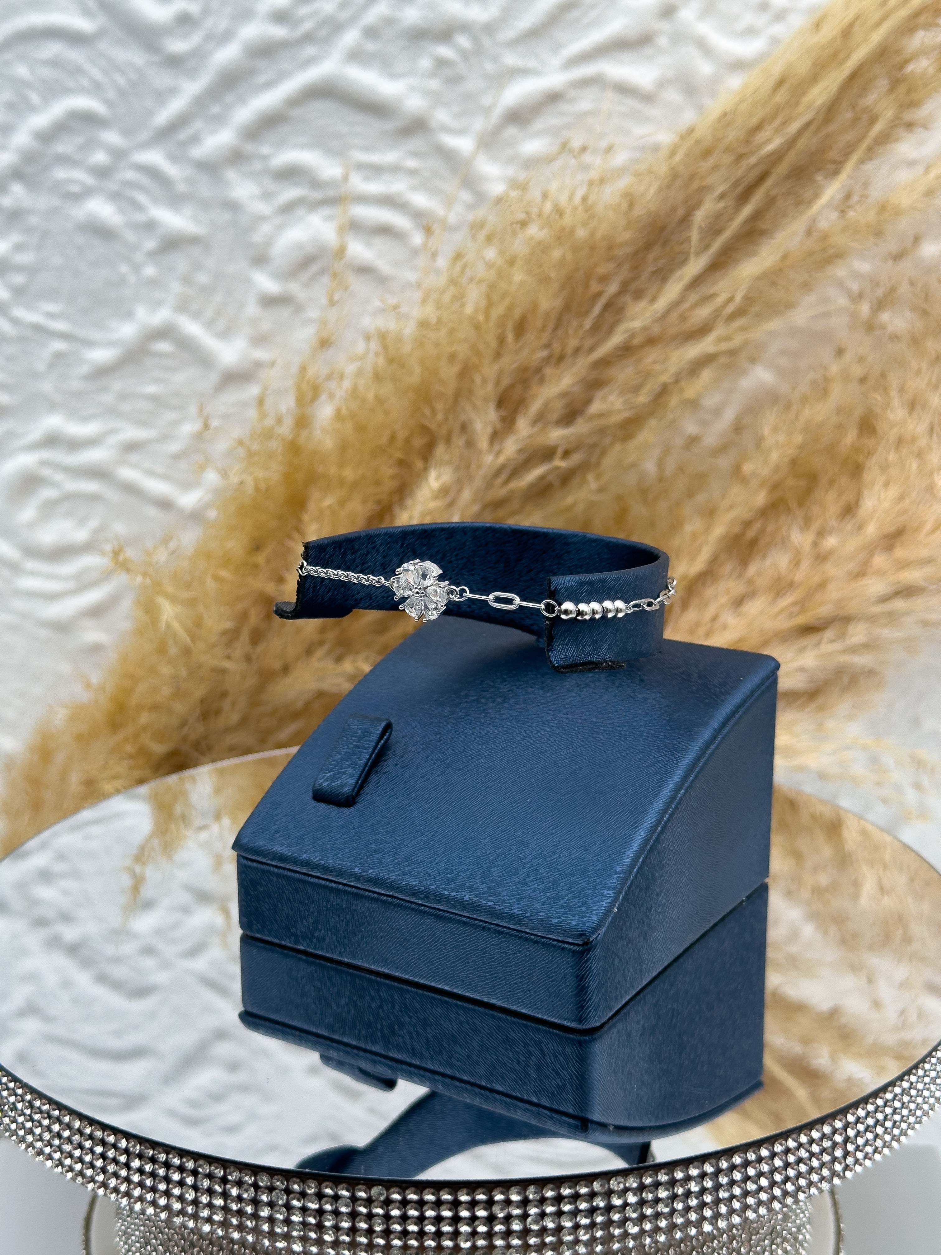 925 Ayar Gümüş Lotus Çiçeği Figürlü İnce Kadın Bileklik – Zarif ve Minimal Tasarım