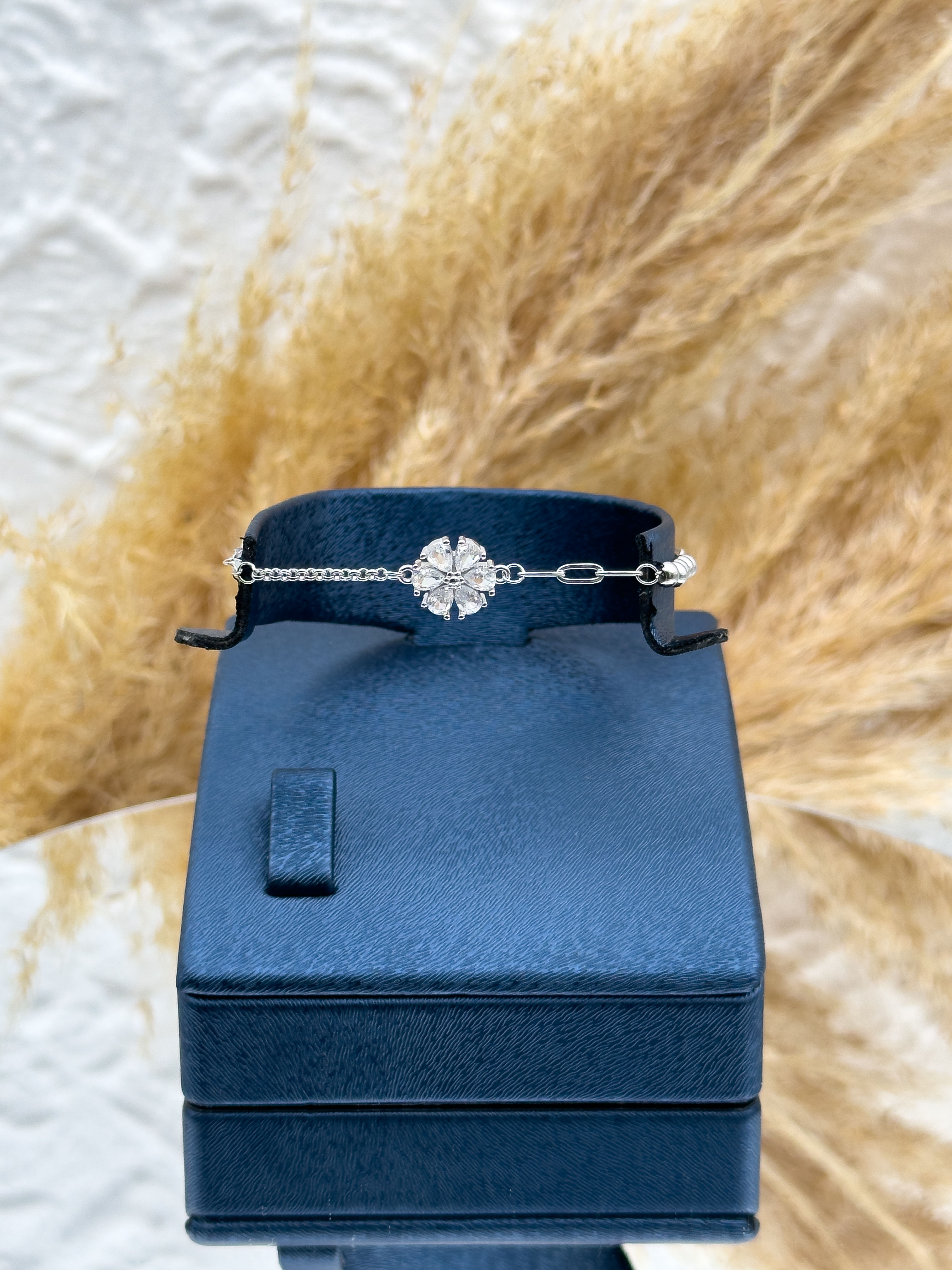 925 Ayar Gümüş Lotus Çiçeği Figürlü İnce Kadın Bileklik – Zarif ve Minimal Tasarım