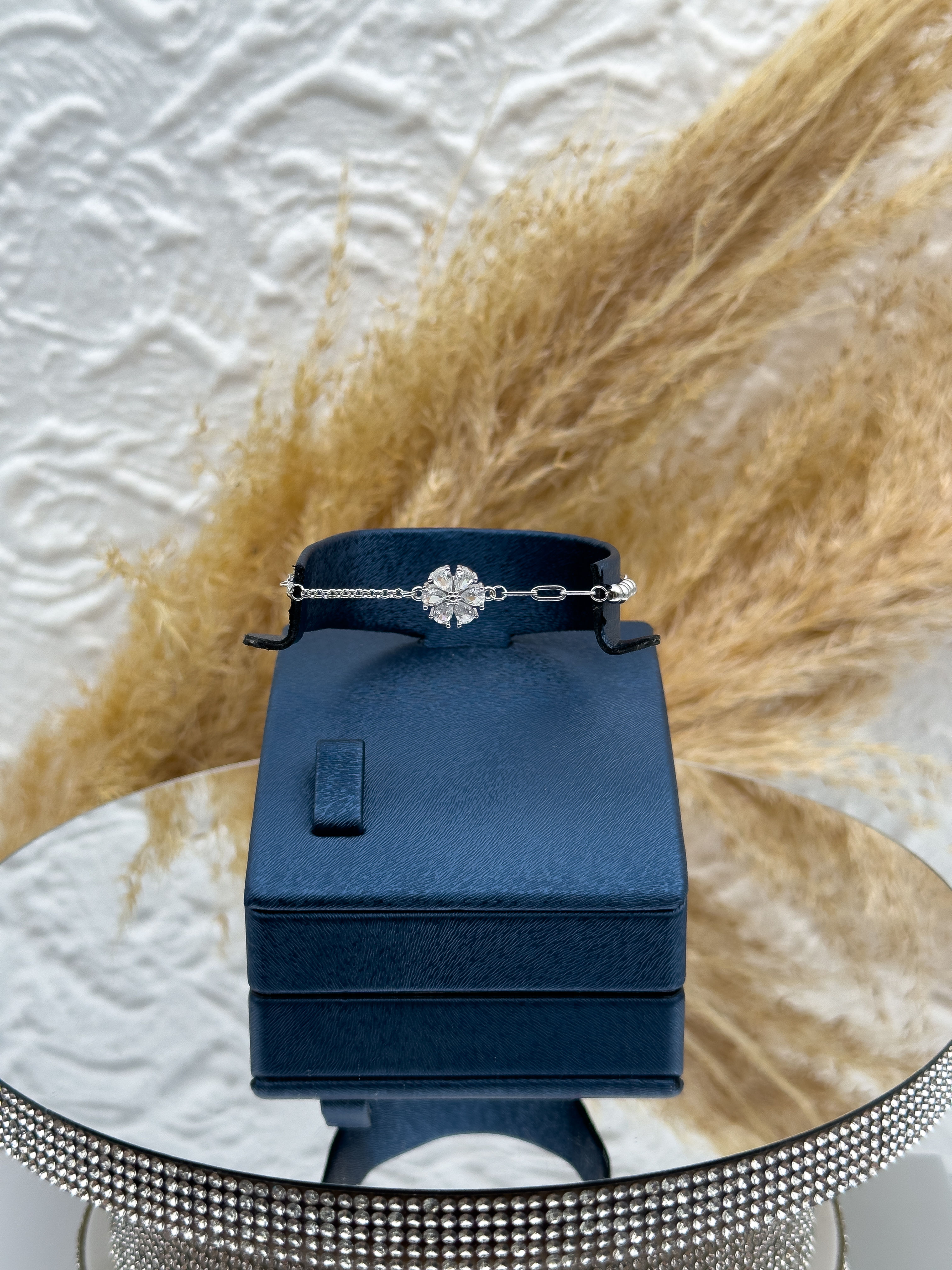 925 Ayar Gümüş Lotus Çiçeği Figürlü İnce Kadın Bileklik – Zarif ve Minimal Tasarım