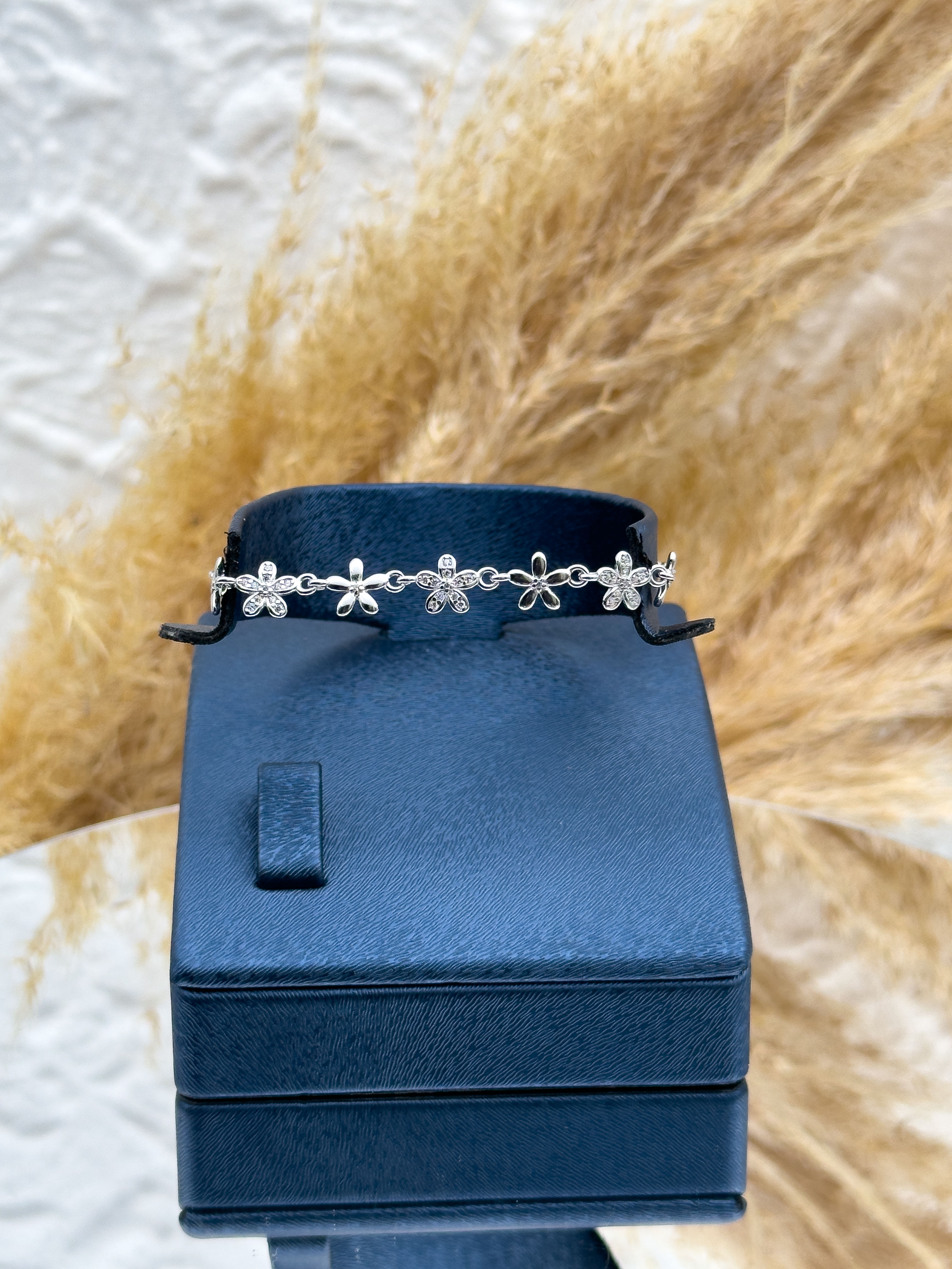 925 Ayar Gümüş Sıralı Yonca Figürlü Spor Kadın Bileklik – Şans ve Zarafeti Bir Arada