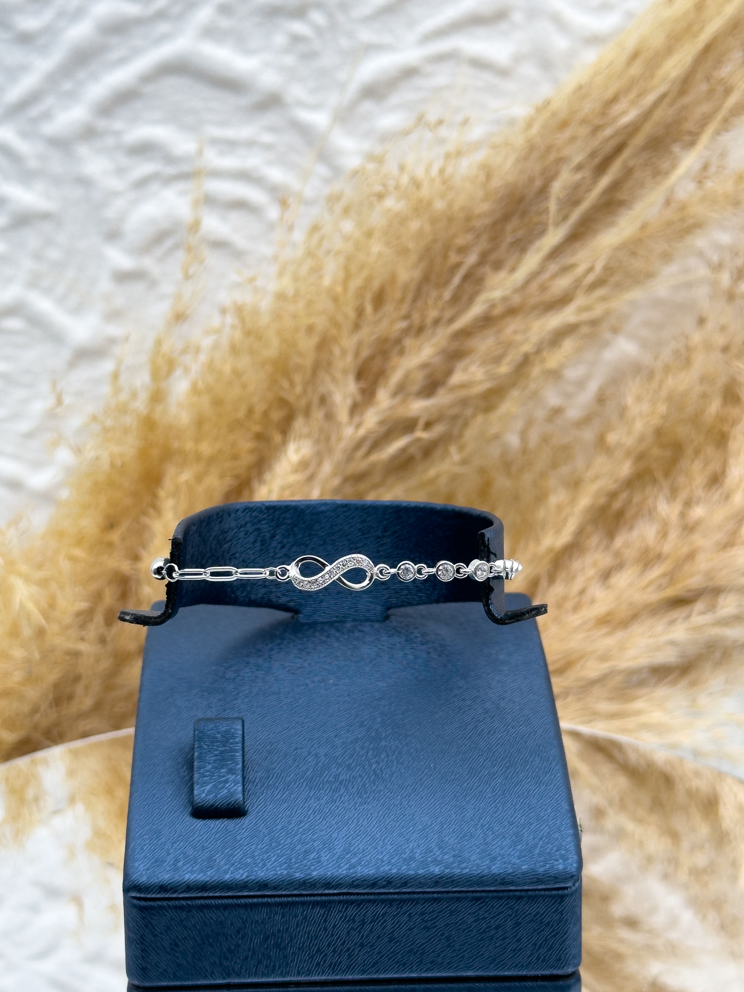 925 Ayar Gümüş Yarım Su Yolu Sonsuzluk Figürlü Kadın Bileklik – Zarif, Anlamlı ve Şık Tasarım