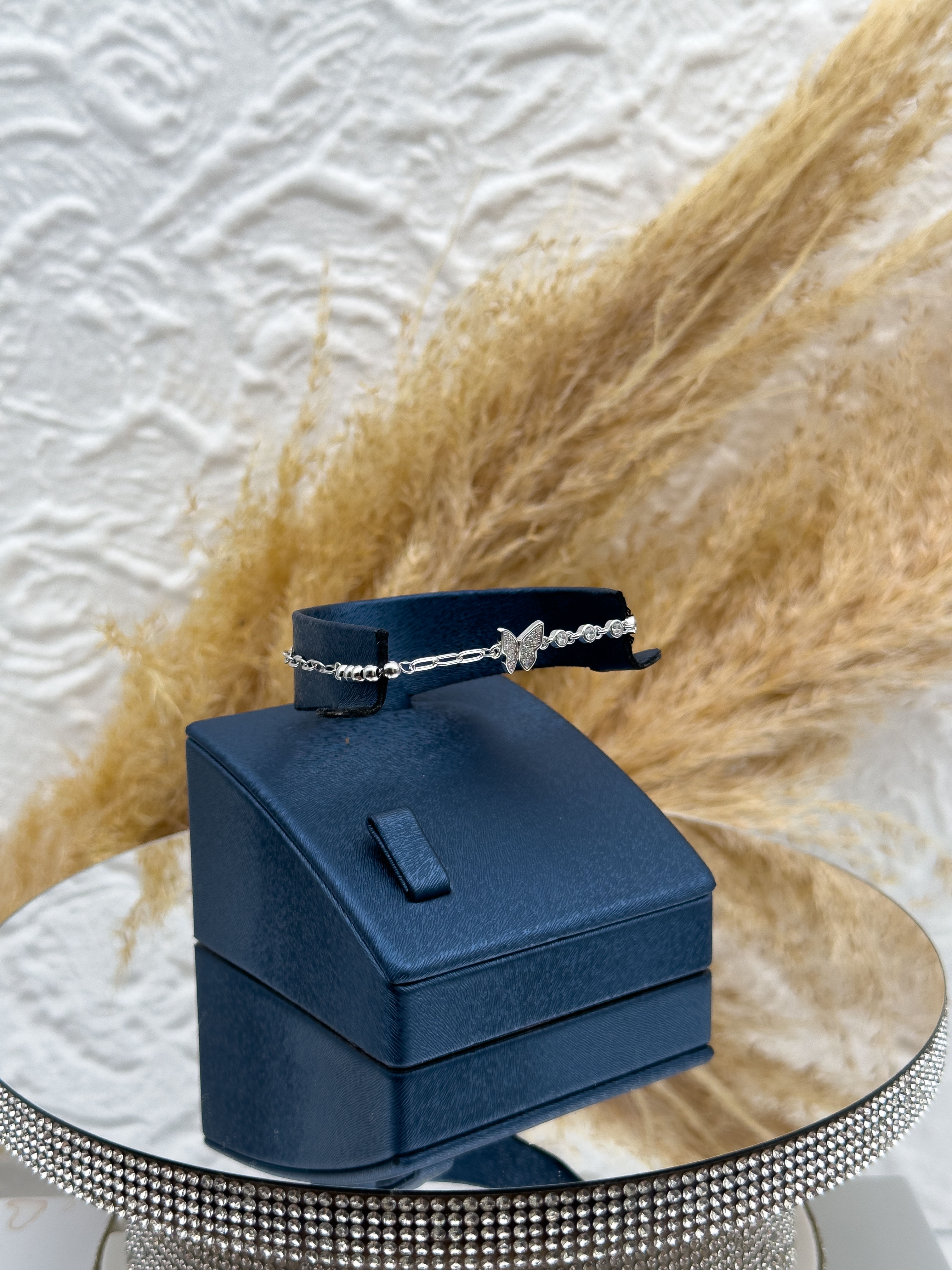 925 Ayar Gümüş Yarım Su Yolu Kelebek Detaylı Bayan Bileklik – Zarif ve Şık Tasarım