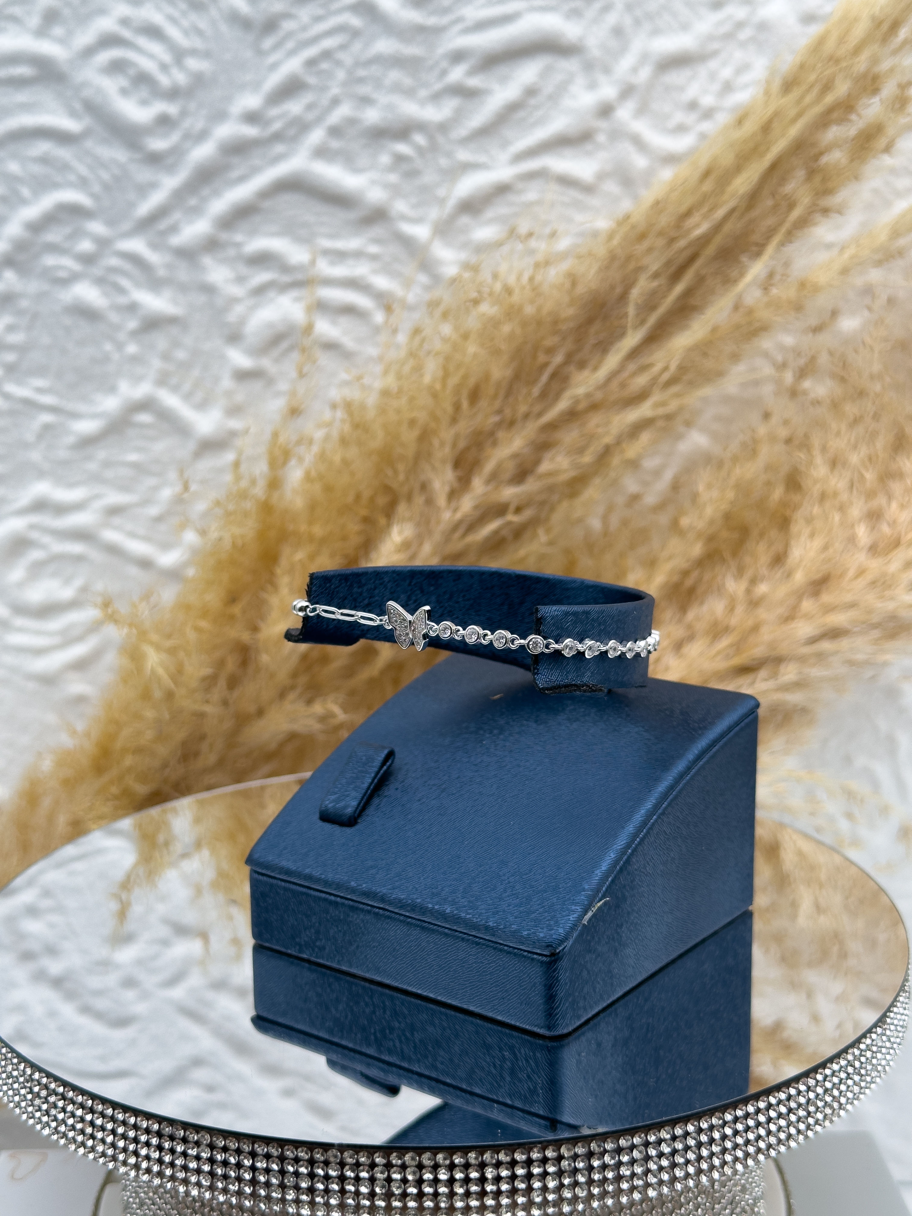 925 Ayar Gümüş Yarım Su Yolu Kelebek Detaylı Bayan Bileklik – Zarif ve Şık Tasarım