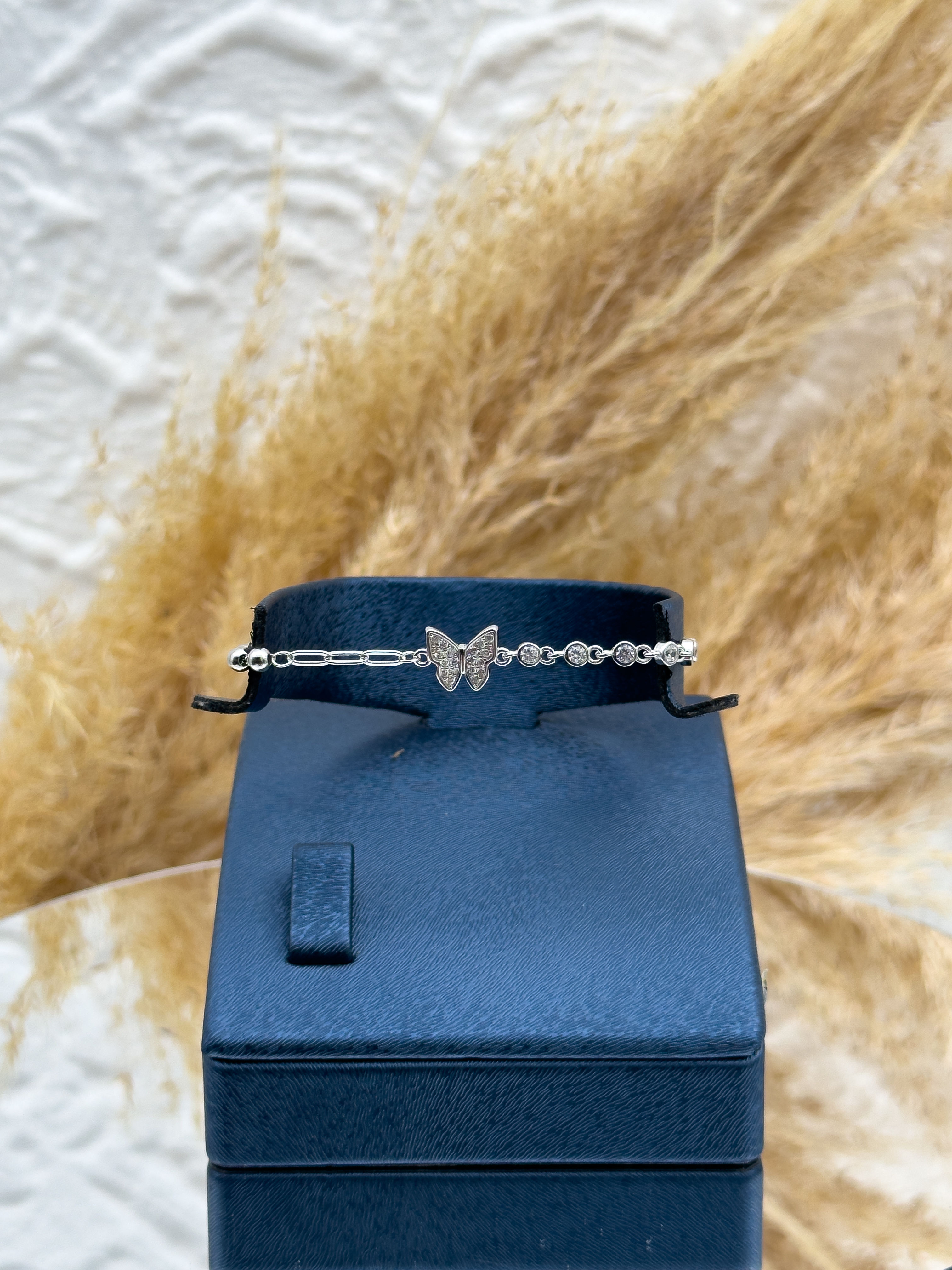 925 Ayar Gümüş Yarım Su Yolu Kelebek Detaylı Bayan Bileklik – Zarif ve Şık Tasarım