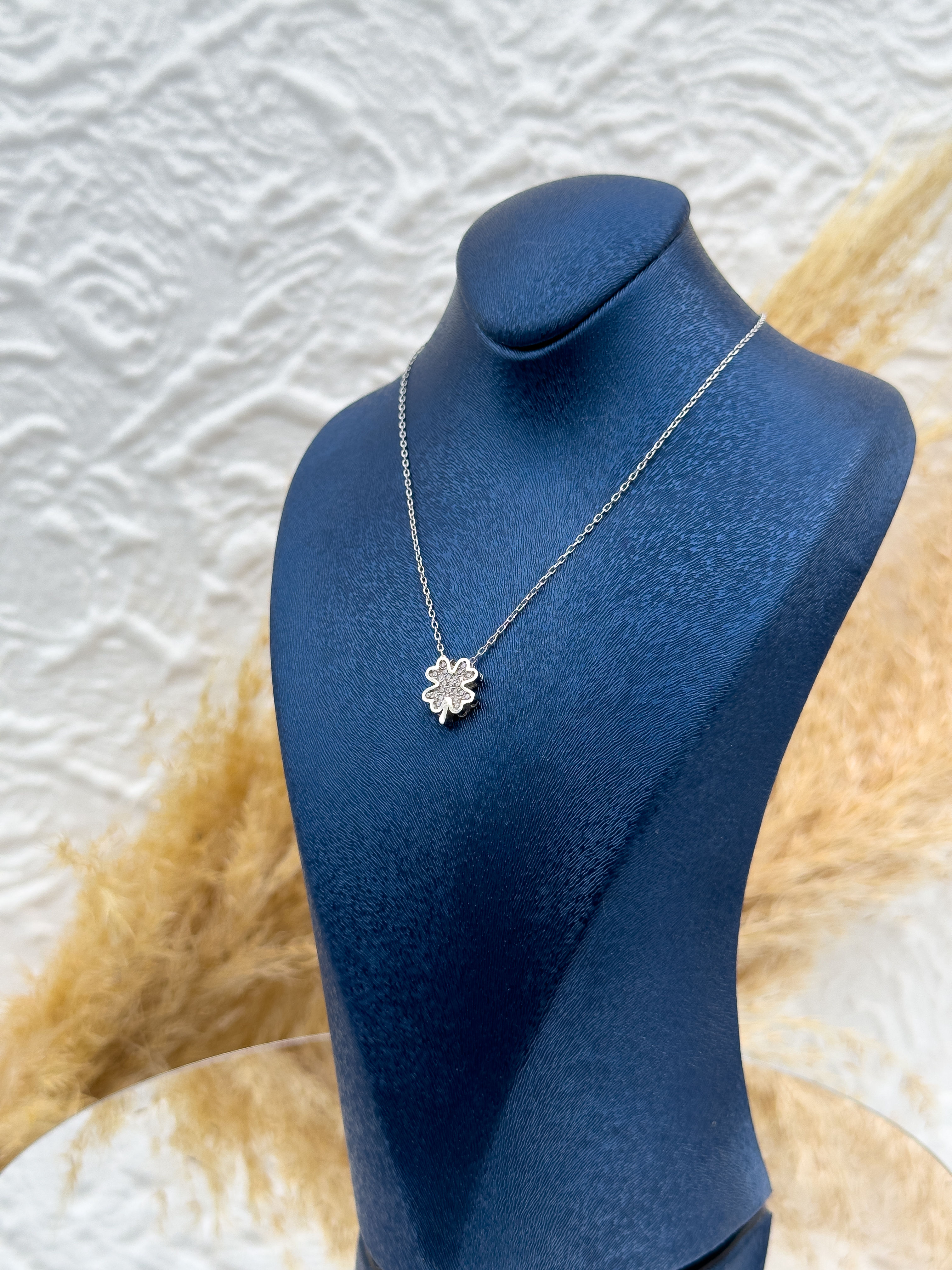 925 Ayar Gümüş Mozanit Taşlı Yonca Figürlü Kadın Kolye – Zarif ve Işıltılı Şık Tasarım