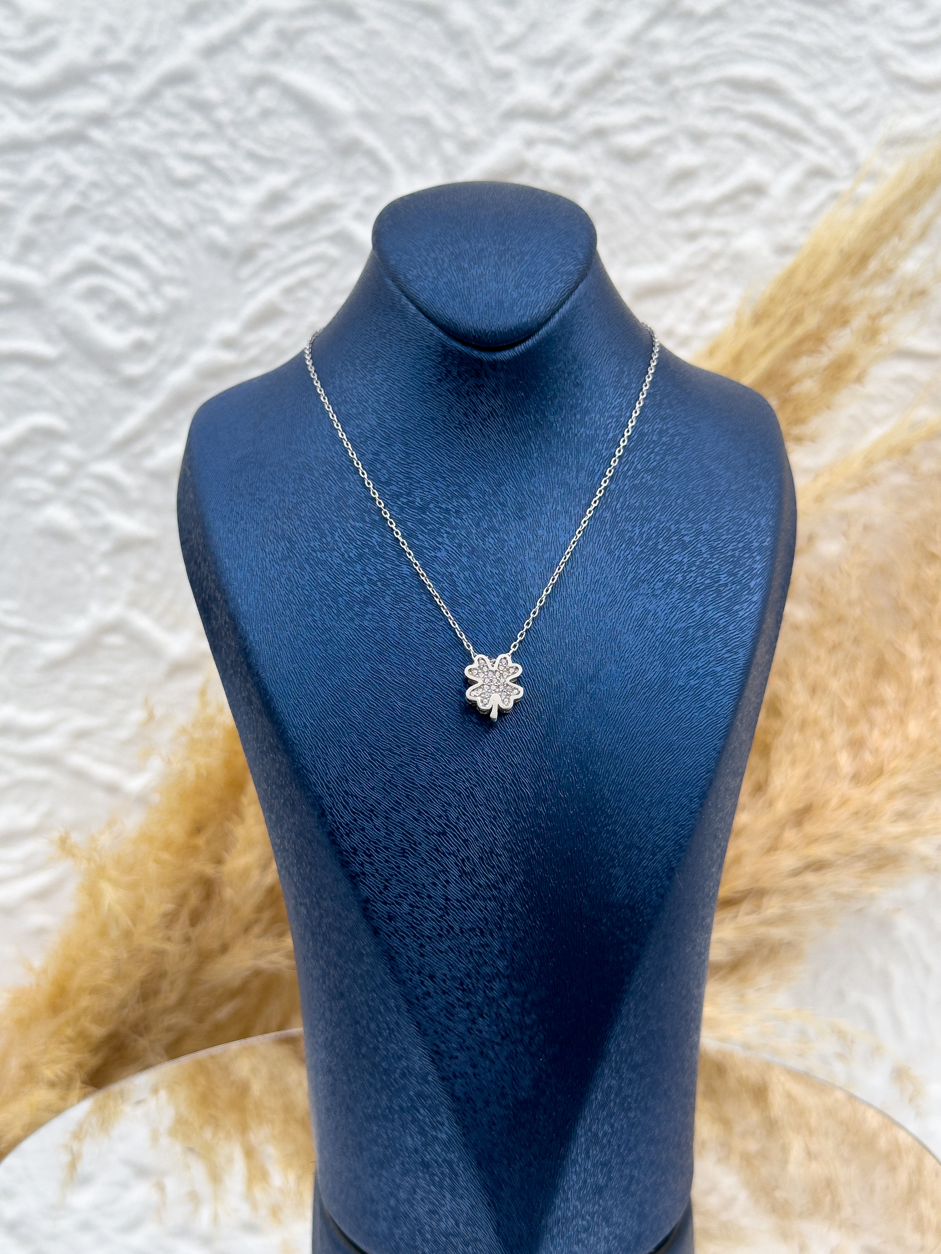 925 Ayar Gümüş Mozanit Taşlı Yonca Figürlü Kadın Kolye – Zarif ve Işıltılı Şık Tasarım