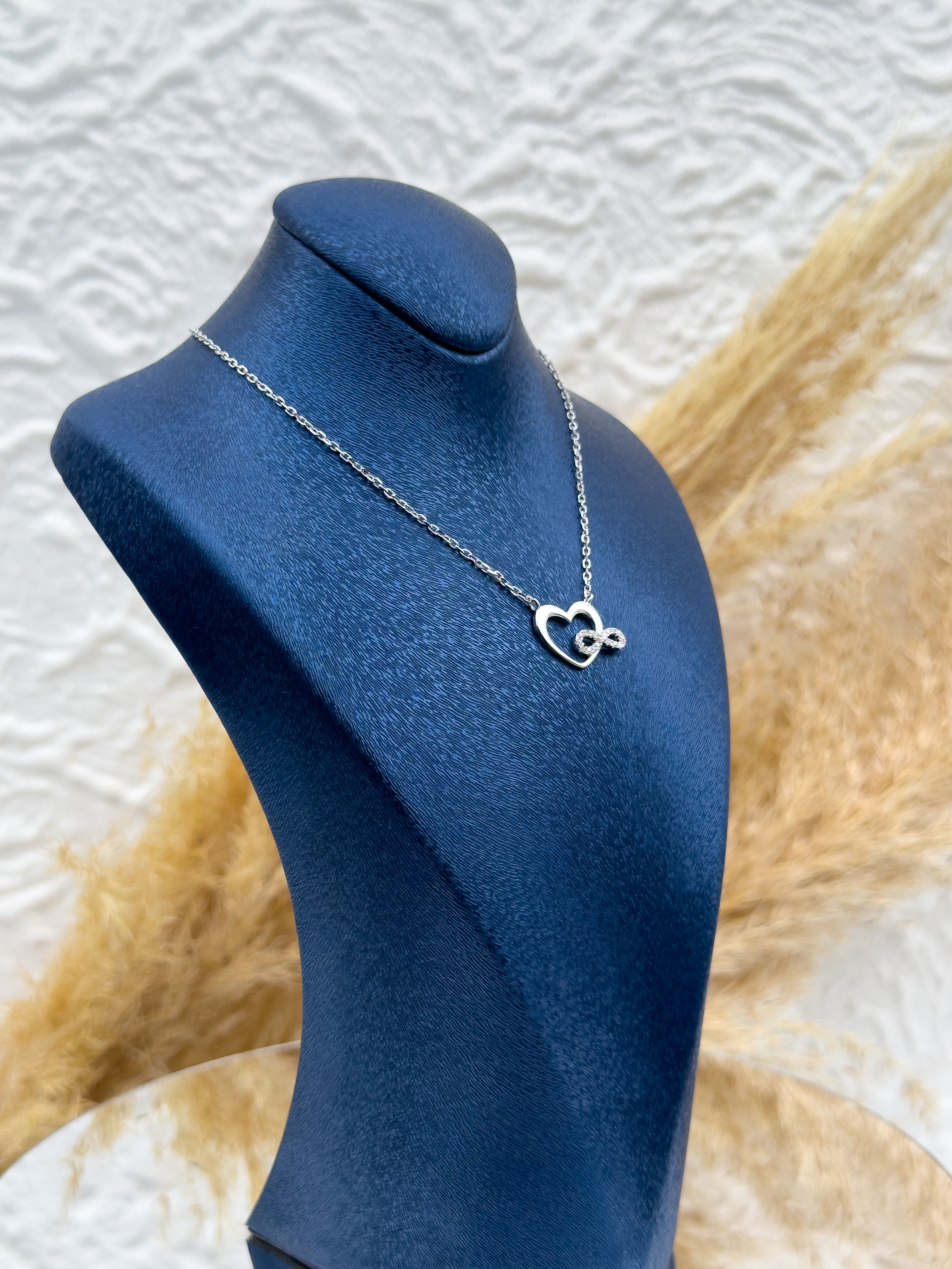 925 Ayar Gümüş Kalp ve Sonsuzluk Figürlü Kadın Kolye – Aşkı ve Sonsuz Bağları Simgeleyen Şık Tasarım