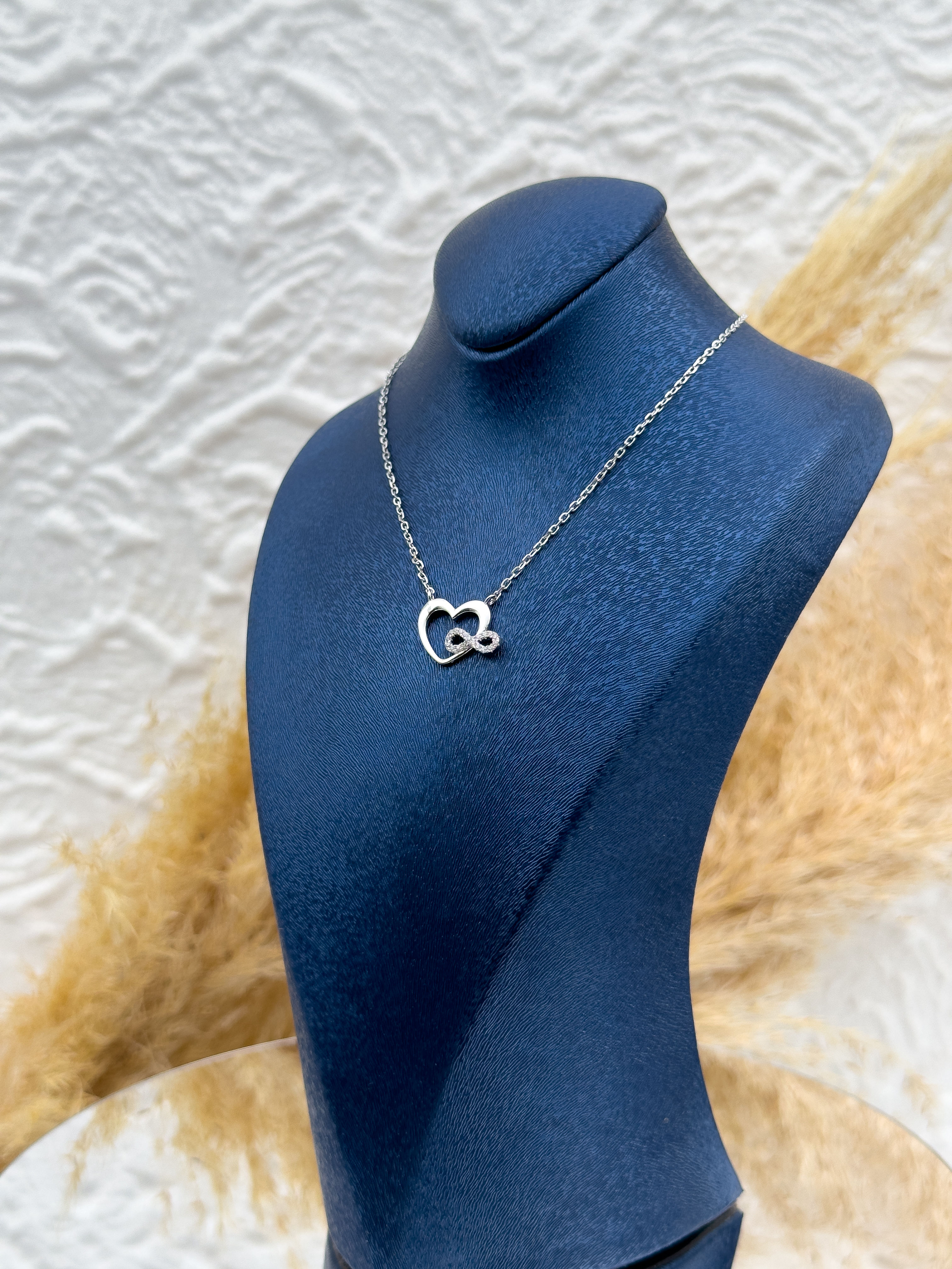 925 Ayar Gümüş Kalp ve Sonsuzluk Figürlü Kadın Kolye – Aşkı ve Sonsuz Bağları Simgeleyen Şık Tasarım