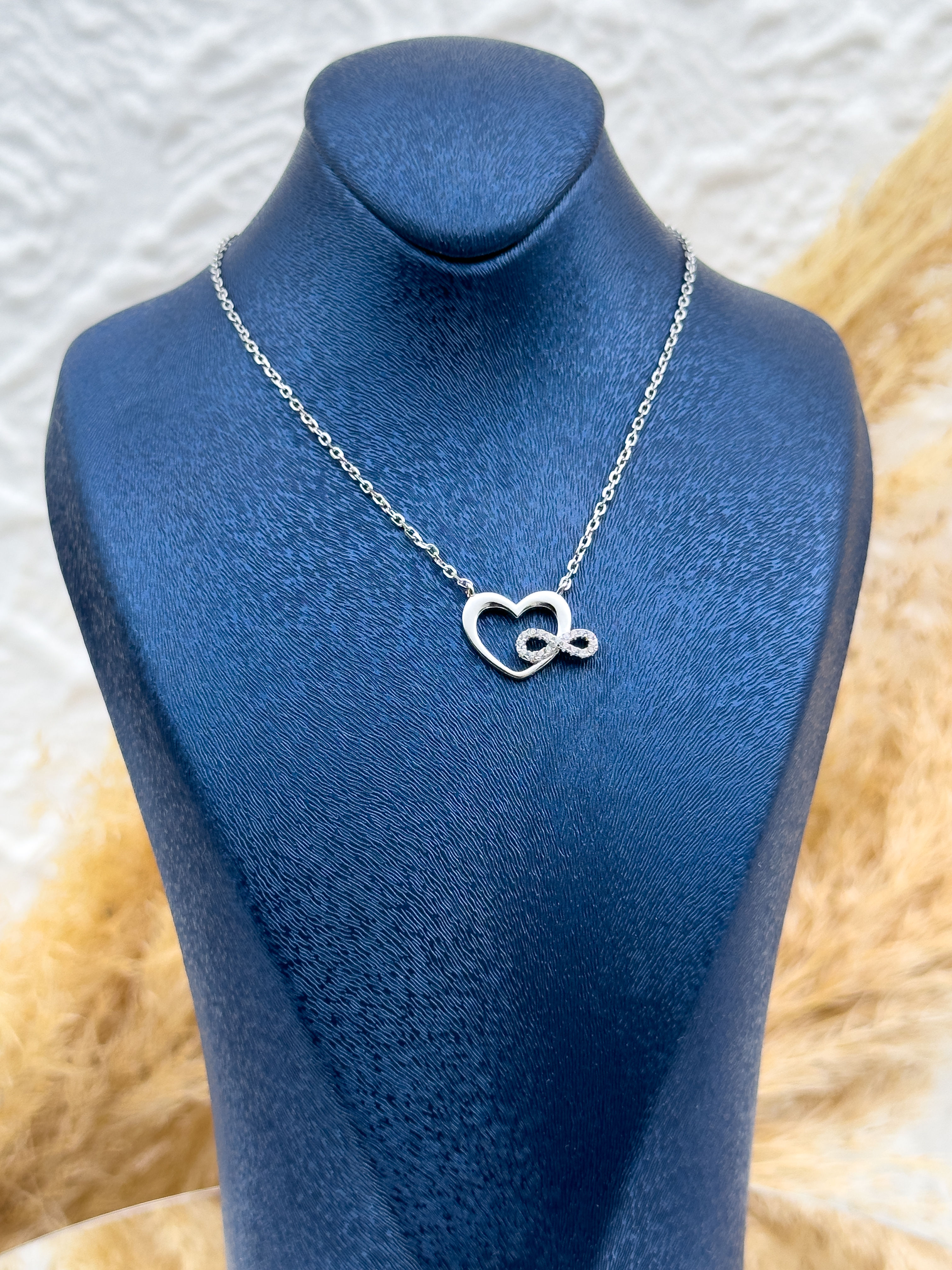 925 Ayar Gümüş Kalp ve Sonsuzluk Figürlü Kadın Kolye – Aşkı ve Sonsuz Bağları Simgeleyen Şık Tasarım