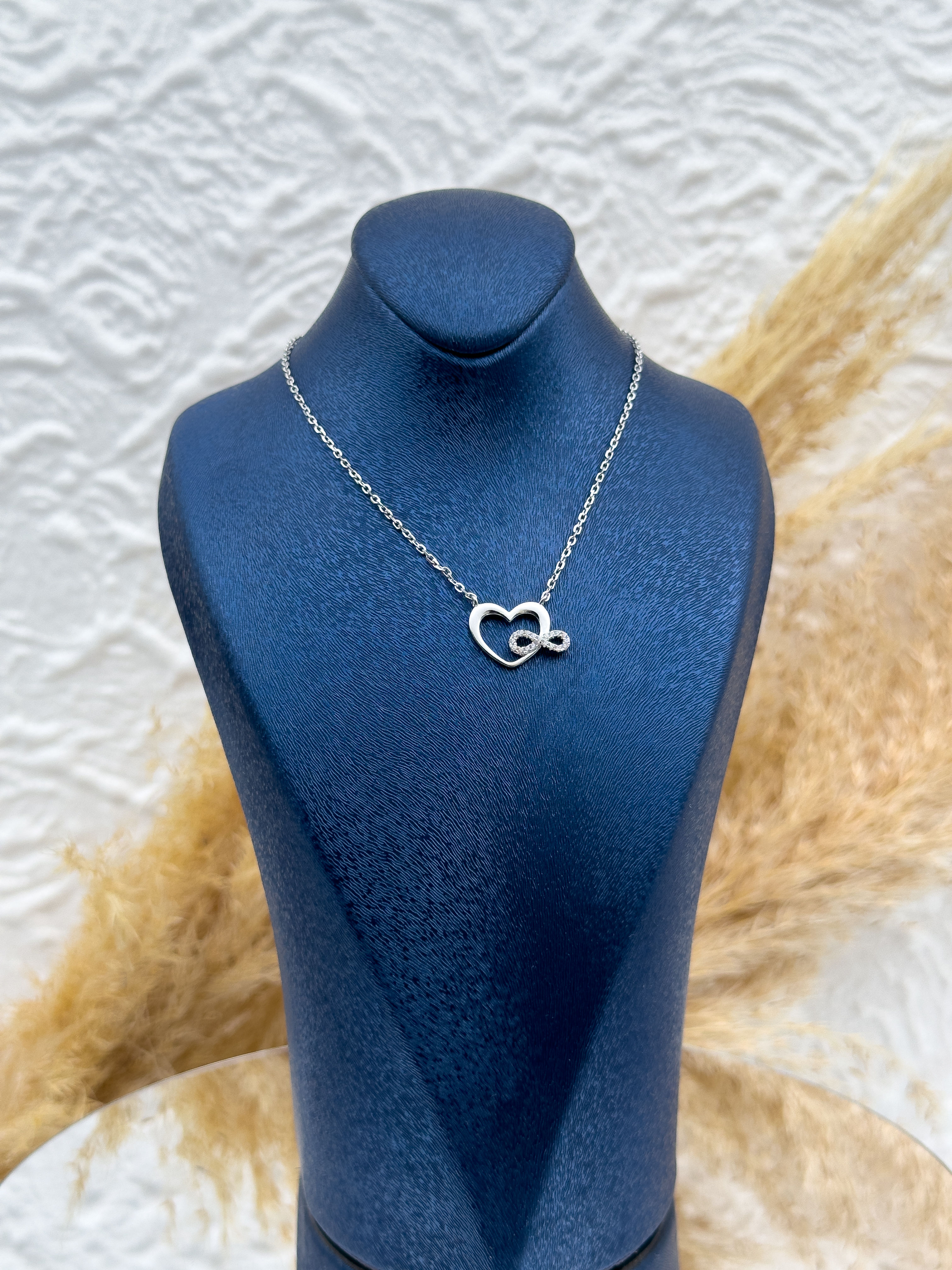 925 Ayar Gümüş Kalp ve Sonsuzluk Figürlü Kadın Kolye – Aşkı ve Sonsuz Bağları Simgeleyen Şık Tasarım