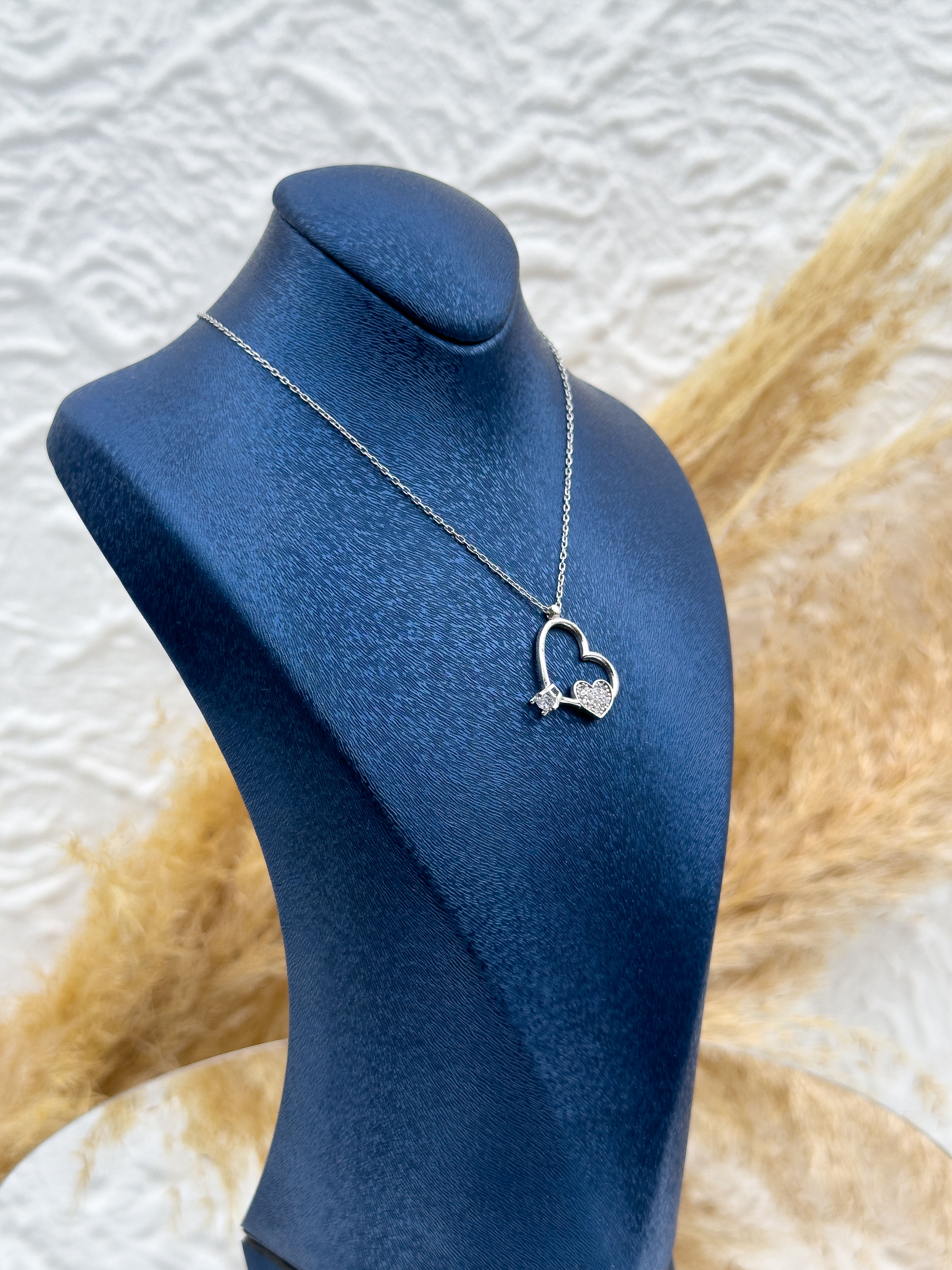 925 Ayar Gümüş Tektaş ve Kalp Detaylı Kadın Kolye – Aşkı ve Zarafeti Bir Arada Sunan Şık Tasarım