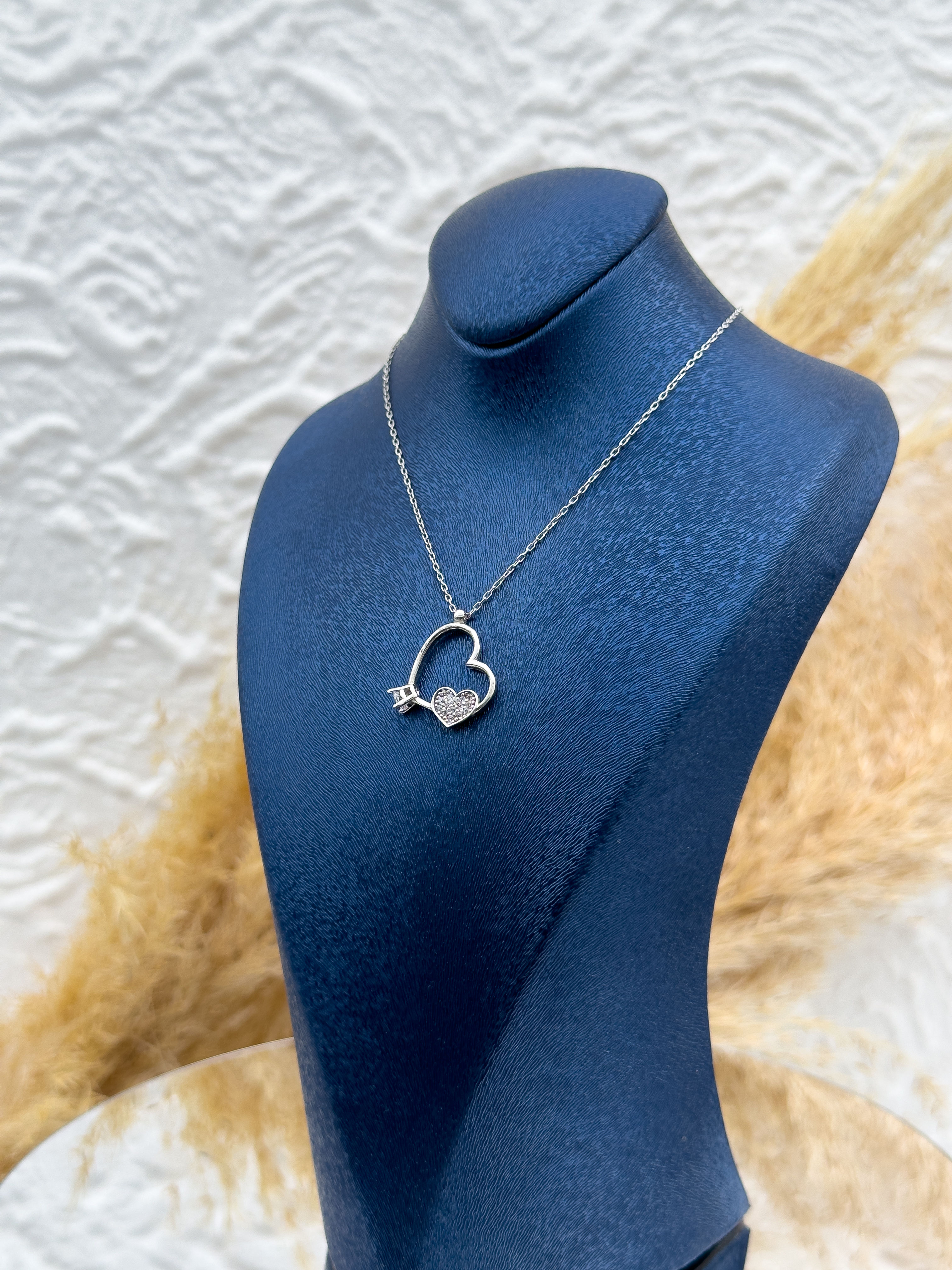 925 Ayar Gümüş Tektaş ve Kalp Detaylı Kadın Kolye – Aşkı ve Zarafeti Bir Arada Sunan Şık Tasarım