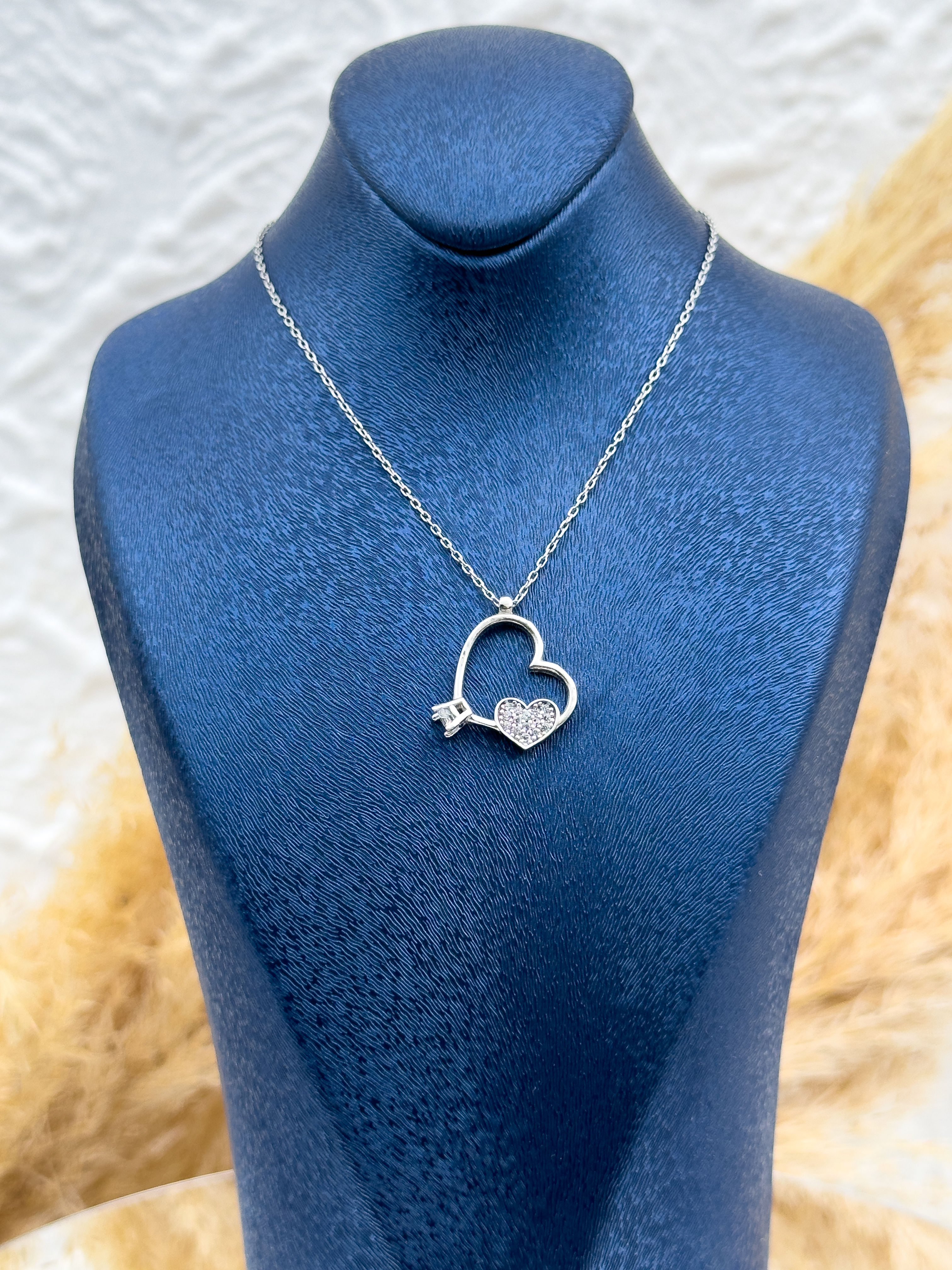 925 Ayar Gümüş Tektaş ve Kalp Detaylı Kadın Kolye – Aşkı ve Zarafeti Bir Arada Sunan Şık Tasarım