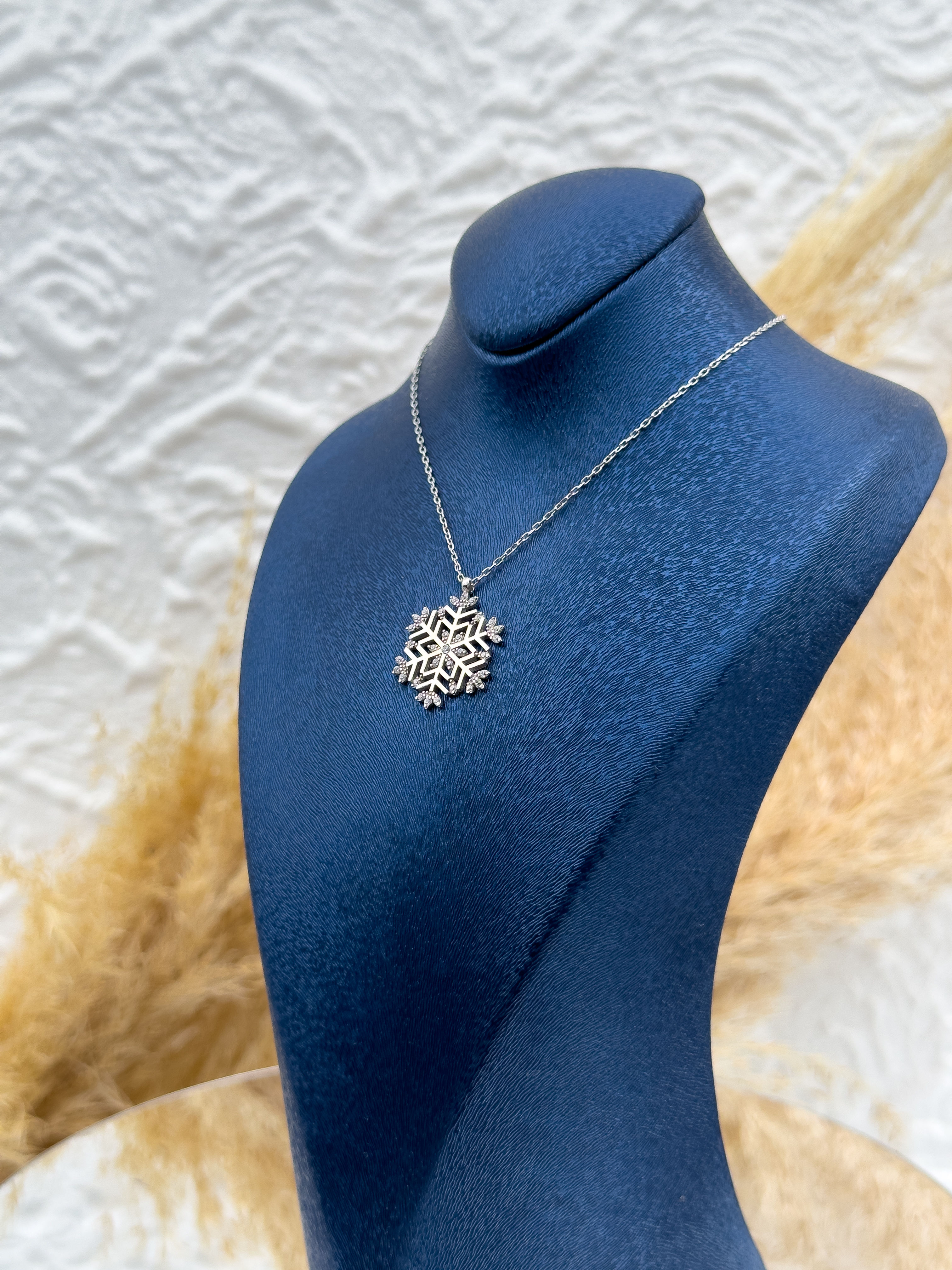 925 Ayar Gümüş Kar Tanesi Zirkon Taşlı Kadın Kolye – Işıltılı ve Zarif Kış Temalı Tasarım