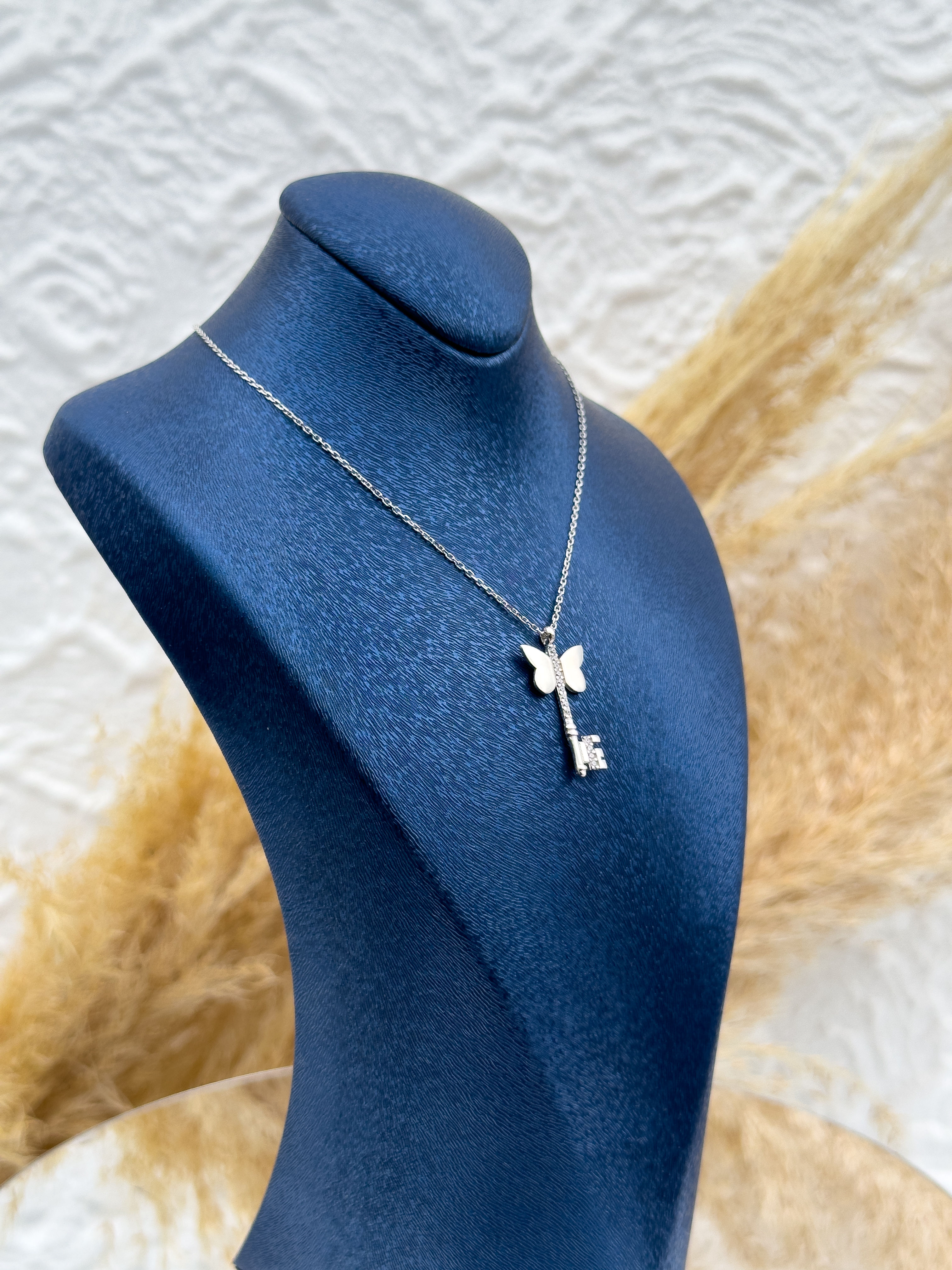 925 Ayar Gümüş Kelebek Detaylı Dilek Anahtarı Kadın Kolye – Zirkon Taşlı Zarif Tasarım