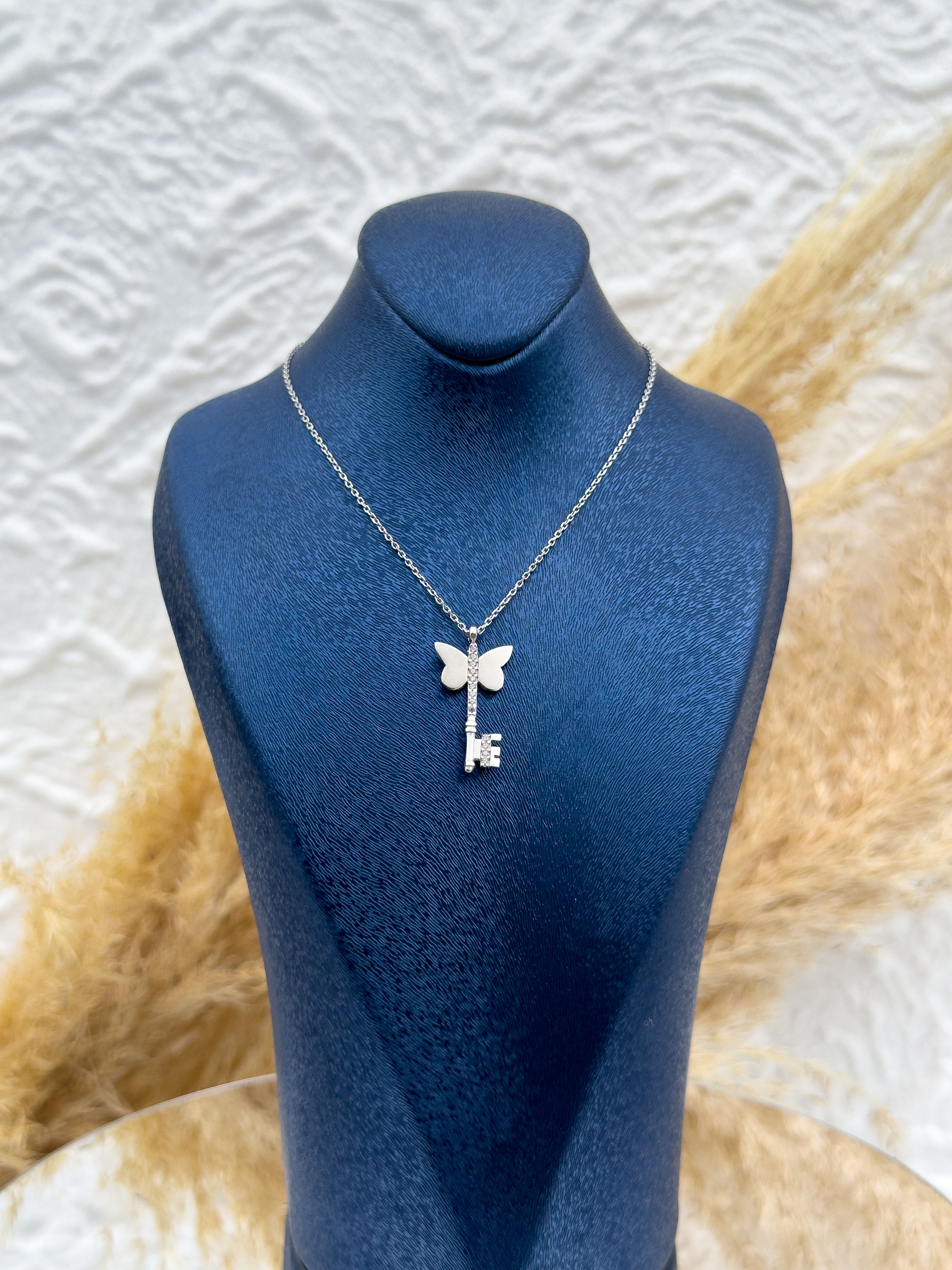 925 Ayar Gümüş Kelebek Detaylı Dilek Anahtarı Kadın Kolye – Zirkon Taşlı Zarif Tasarım