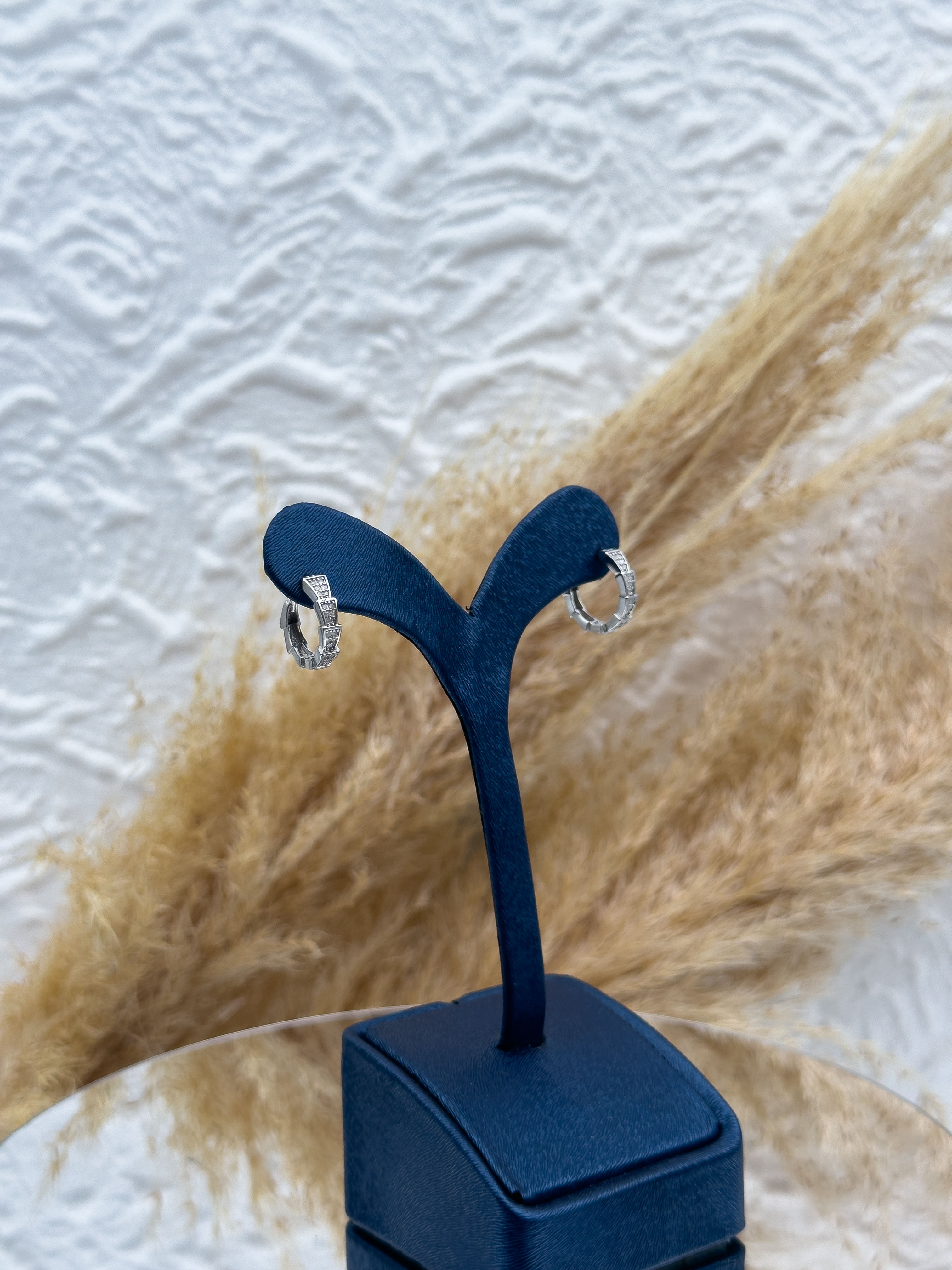 925 Ayar Gümüş Zirkon Taşlı Spor Halka Küpe – Minimal ve Şık Kadın Küpe