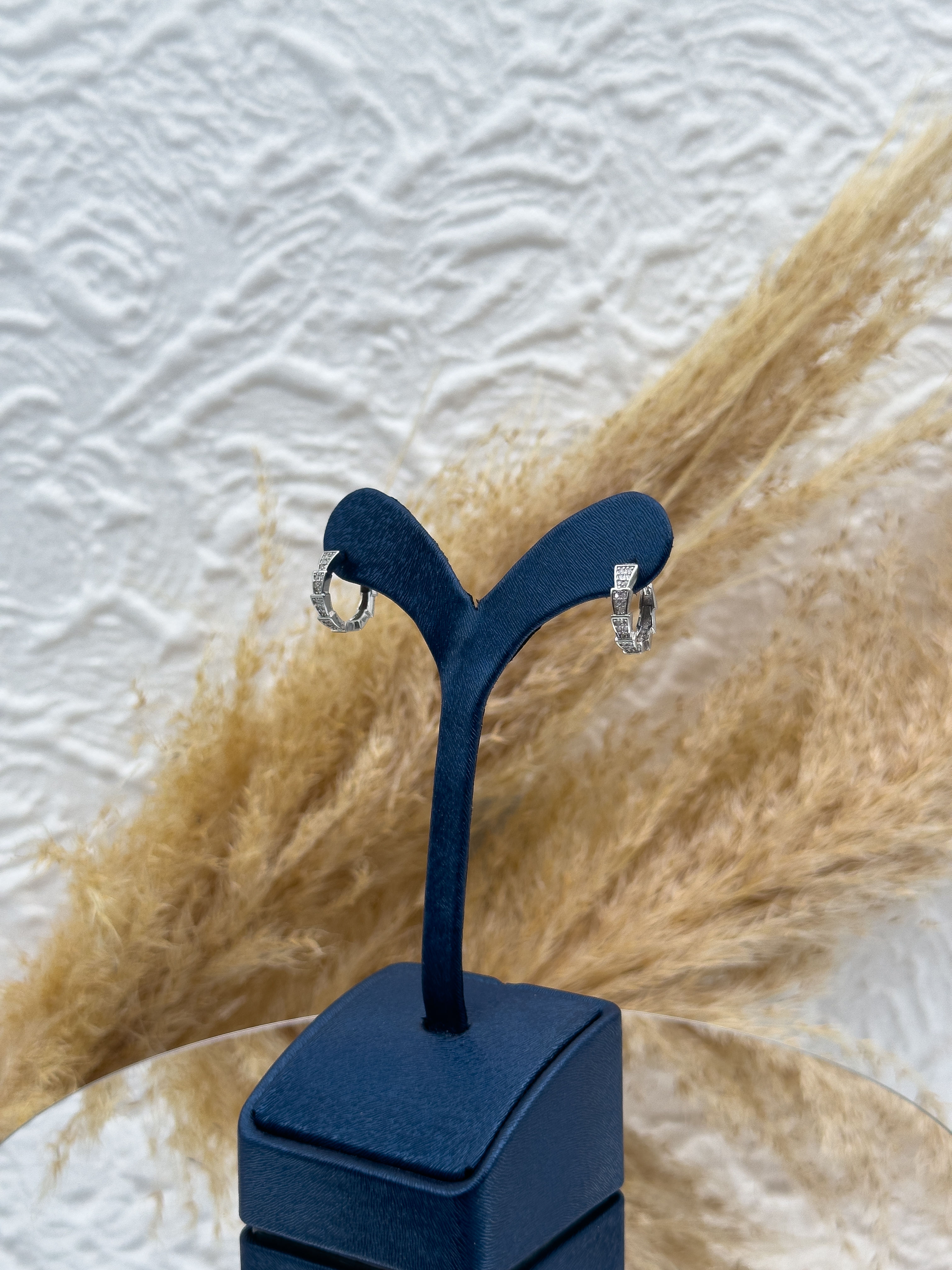 925 Ayar Gümüş Zirkon Taşlı Spor Halka Küpe – Minimal ve Şık Kadın Küpe