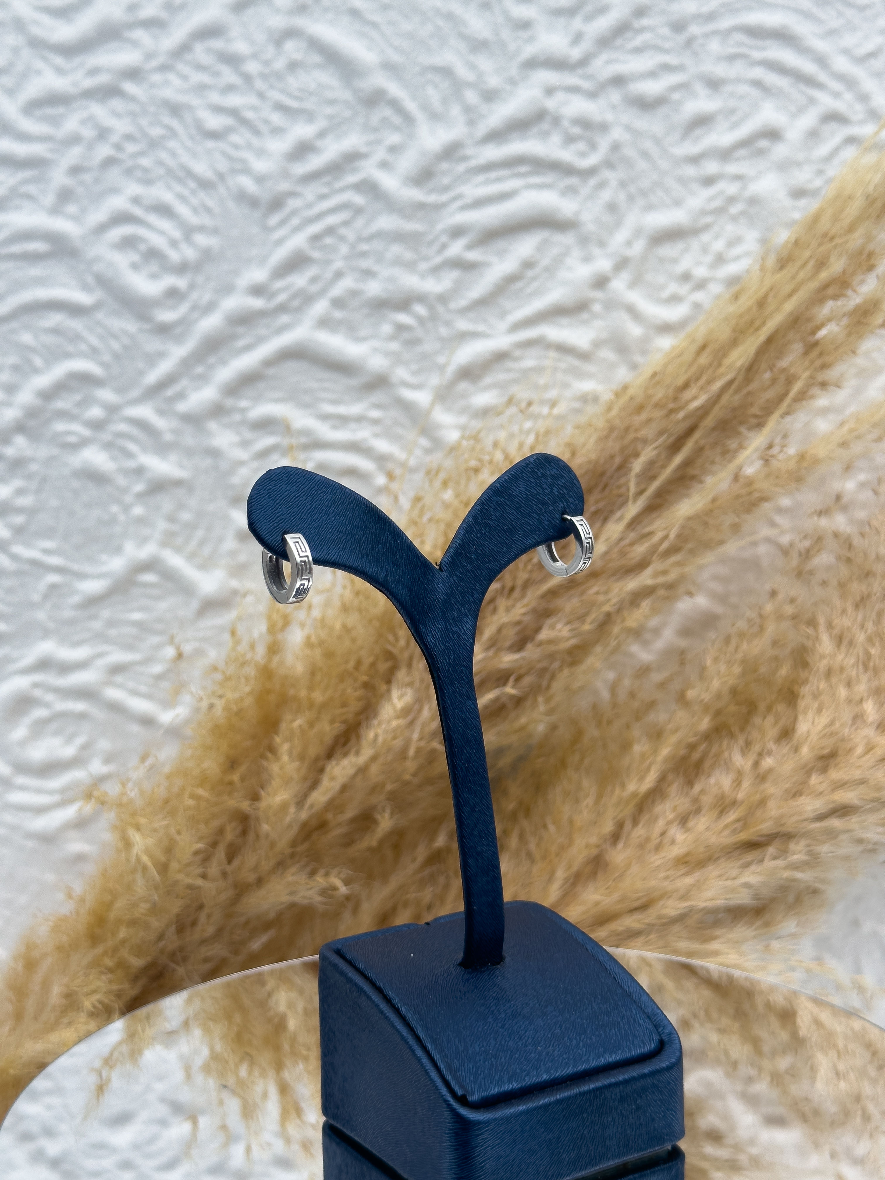 925 Ayar Gümüş Grek Desenli Taşsız Spor Halka Küpe – İşlemeli Minimal Kadın Küpe