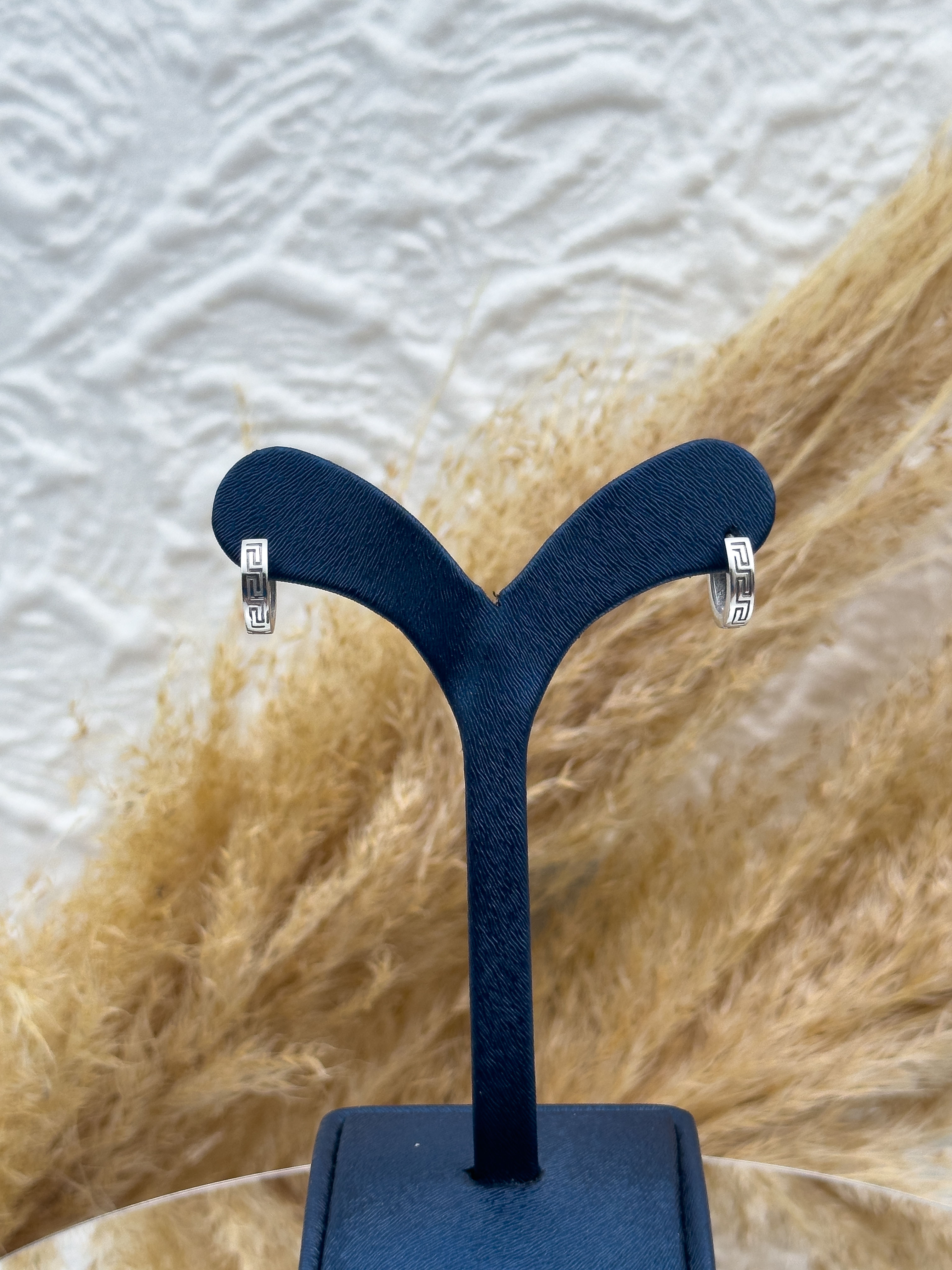 925 Ayar Gümüş Grek Desenli Taşsız Spor Halka Küpe – İşlemeli Minimal Kadın Küpe