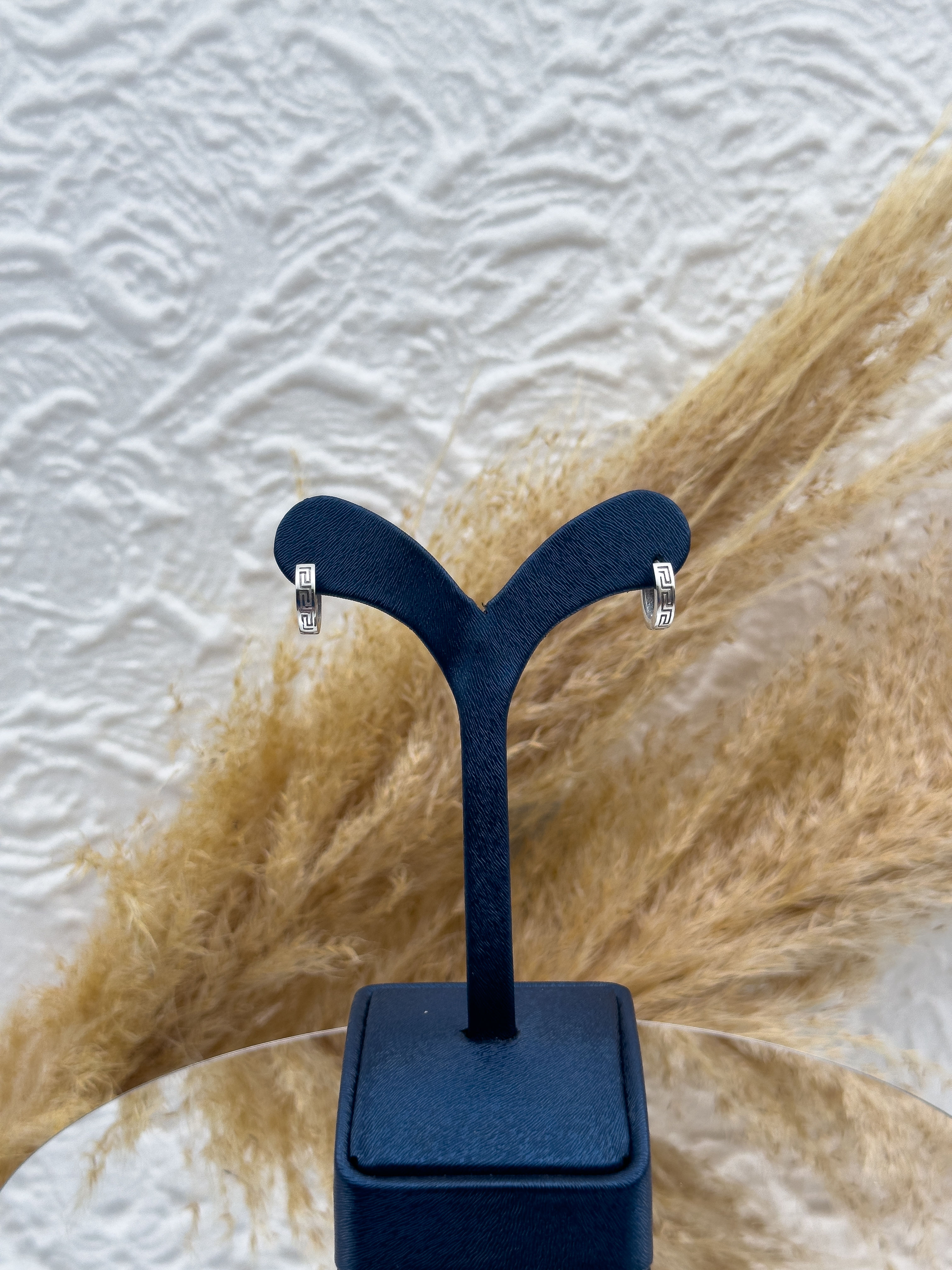 925 Ayar Gümüş Grek Desenli Taşsız Spor Halka Küpe – İşlemeli Minimal Kadın Küpe