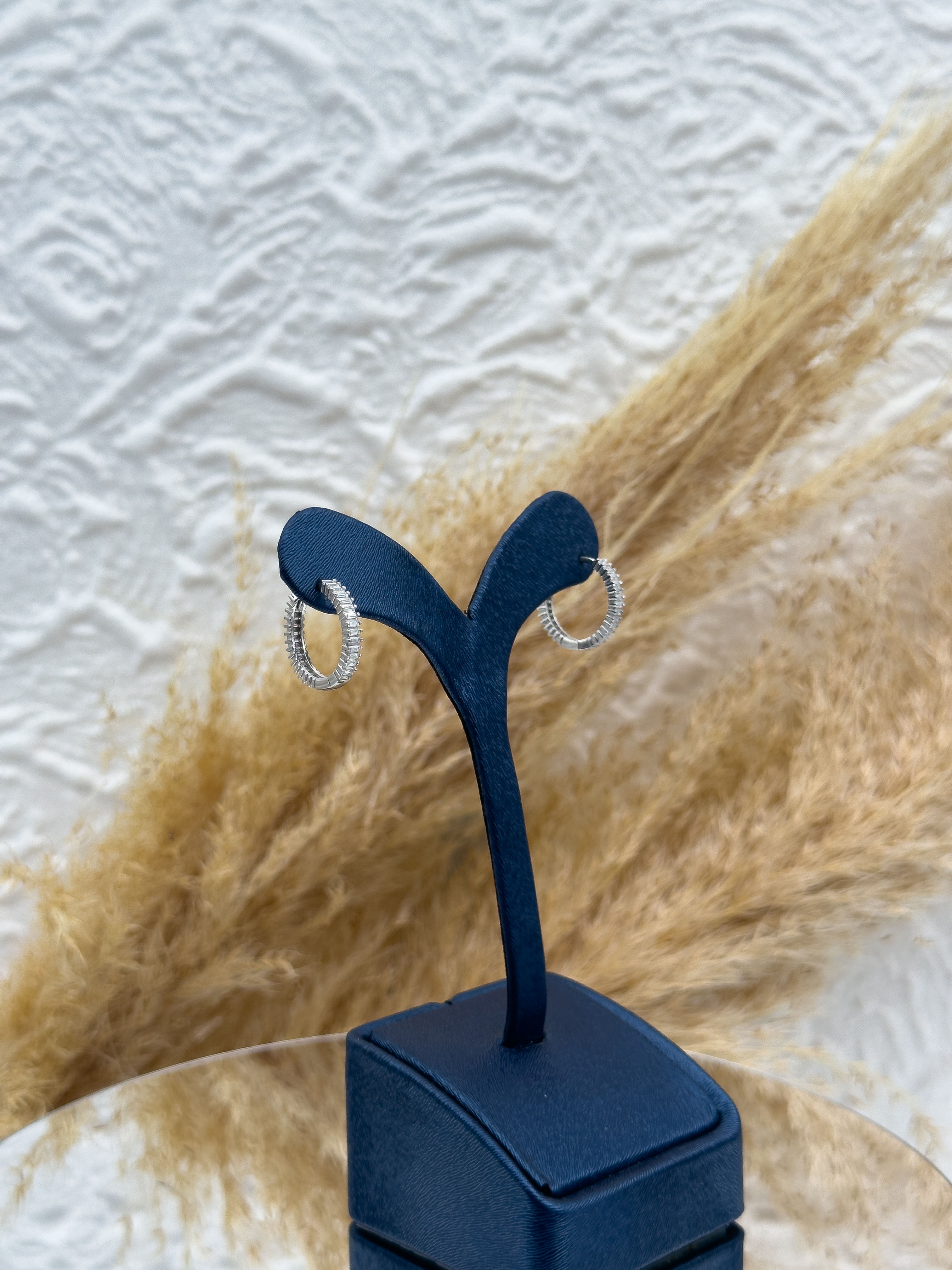 925 Ayar Gümüş Baget Taş Detaylı Spor Halka Küpe – Şık, Minimal ve Hediyelik Kadın Küpe