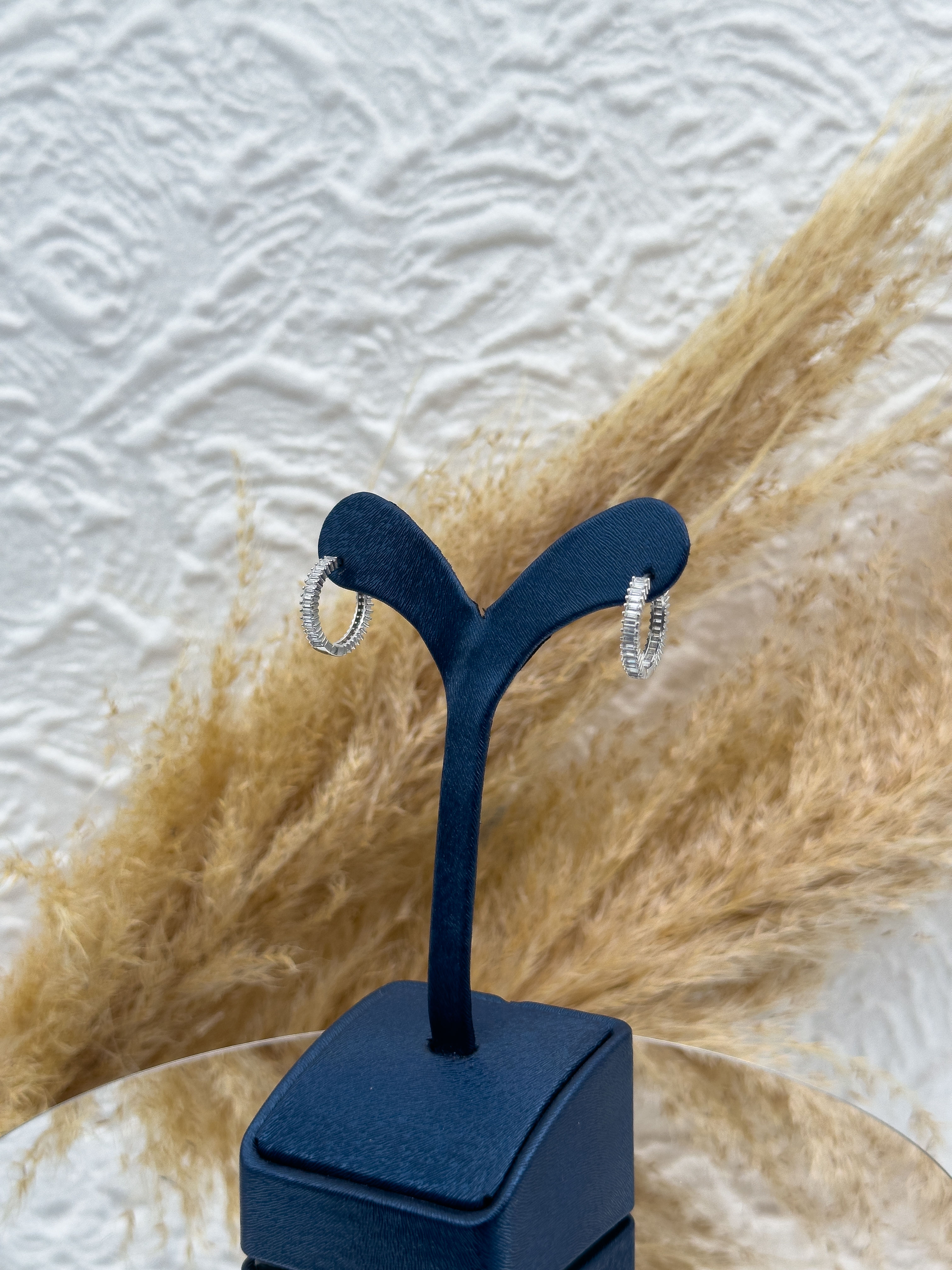 925 Ayar Gümüş Baget Taş Detaylı Spor Halka Küpe – Şık, Minimal ve Hediyelik Kadın Küpe