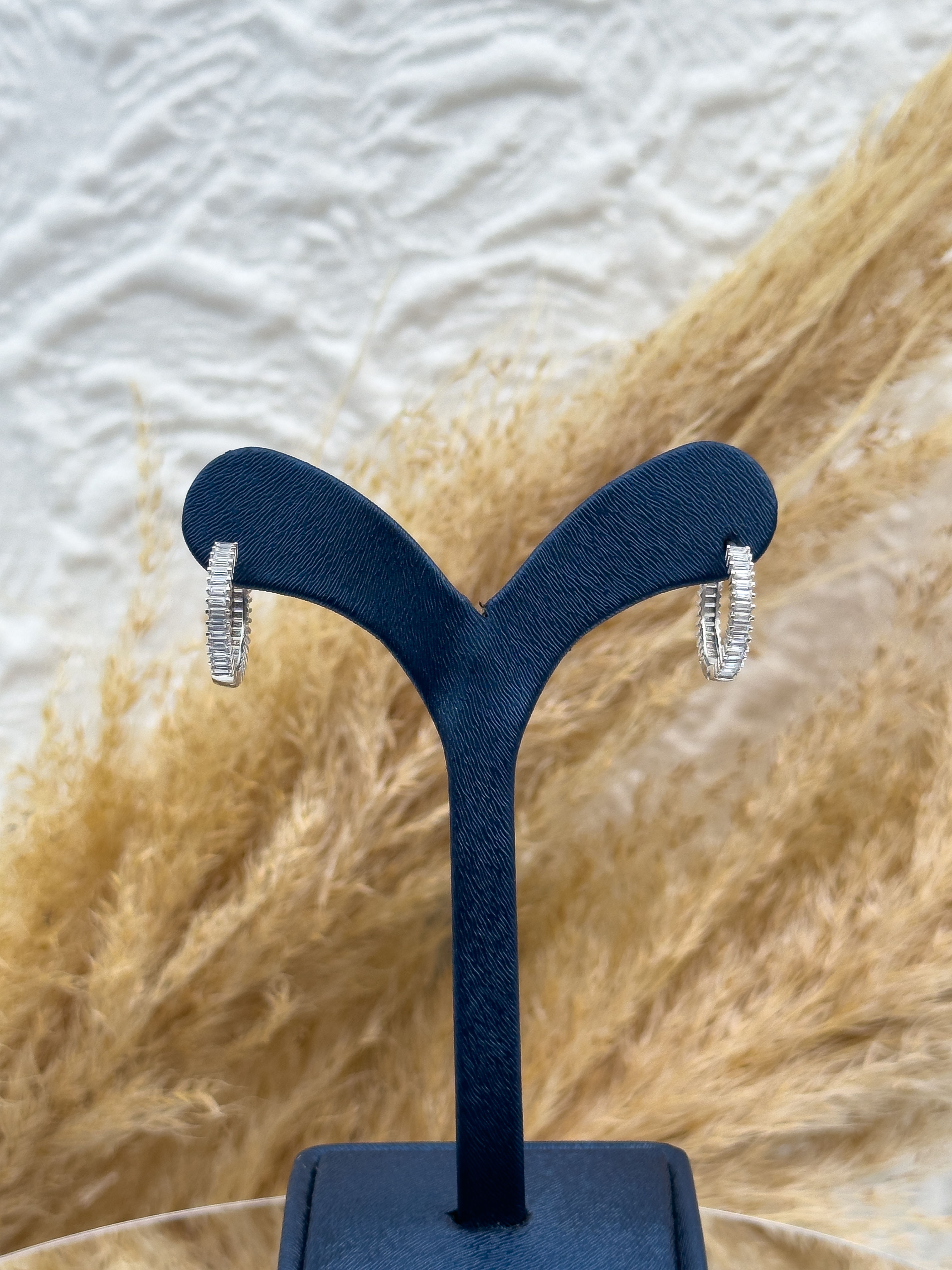 925 Ayar Gümüş Baget Taş Detaylı Spor Halka Küpe – Şık, Minimal ve Hediyelik Kadın Küpe