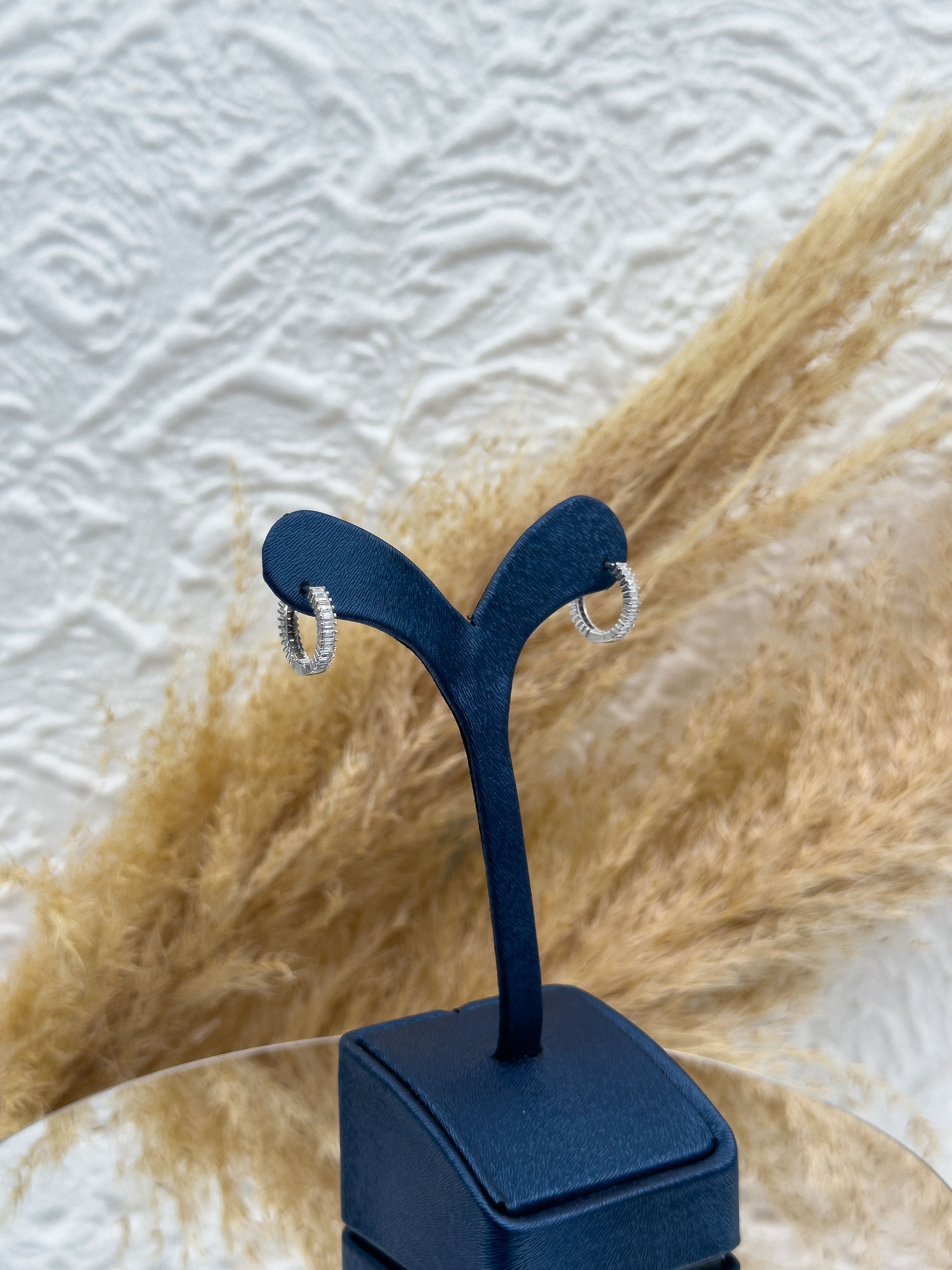 925 Ayar Gümüş Baget Taşlı Spor Halka Modeli Zarif ve Işıltılı Kadın Küpe