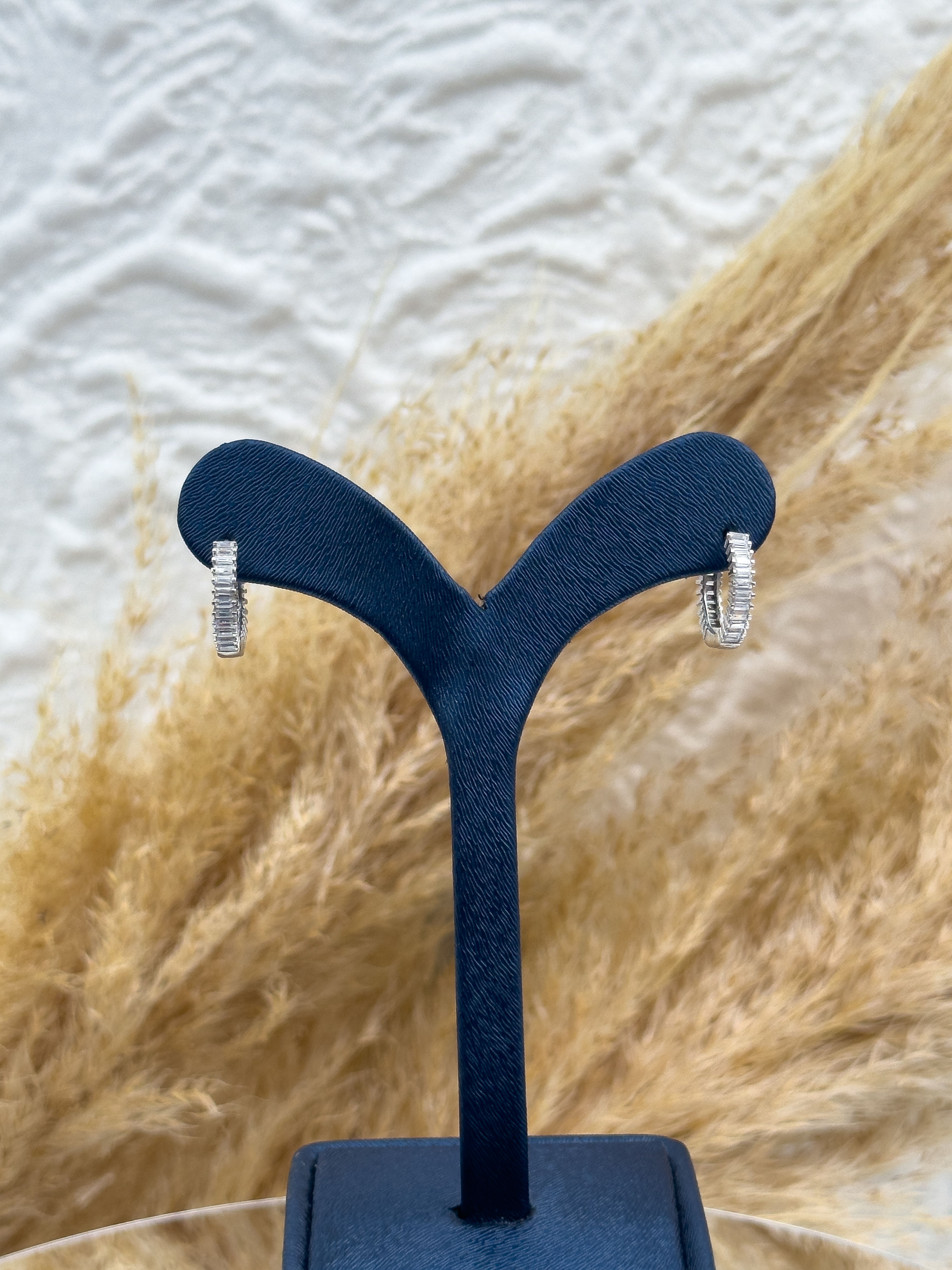 925 Ayar Gümüş Baget Taşlı Spor Halka Modeli Zarif ve Işıltılı Kadın Küpe